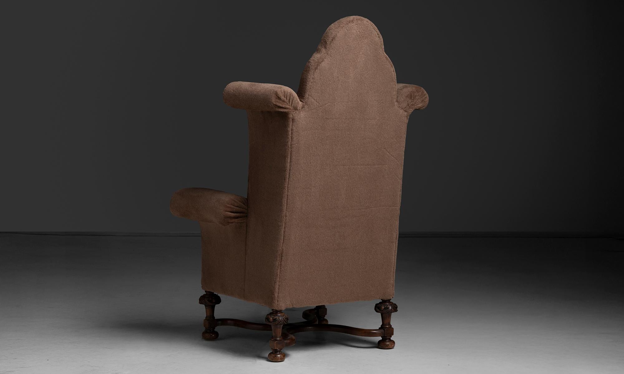Winged Armchair in Wool, England circa 1920 In Good Condition For Sale In Culver City, CA