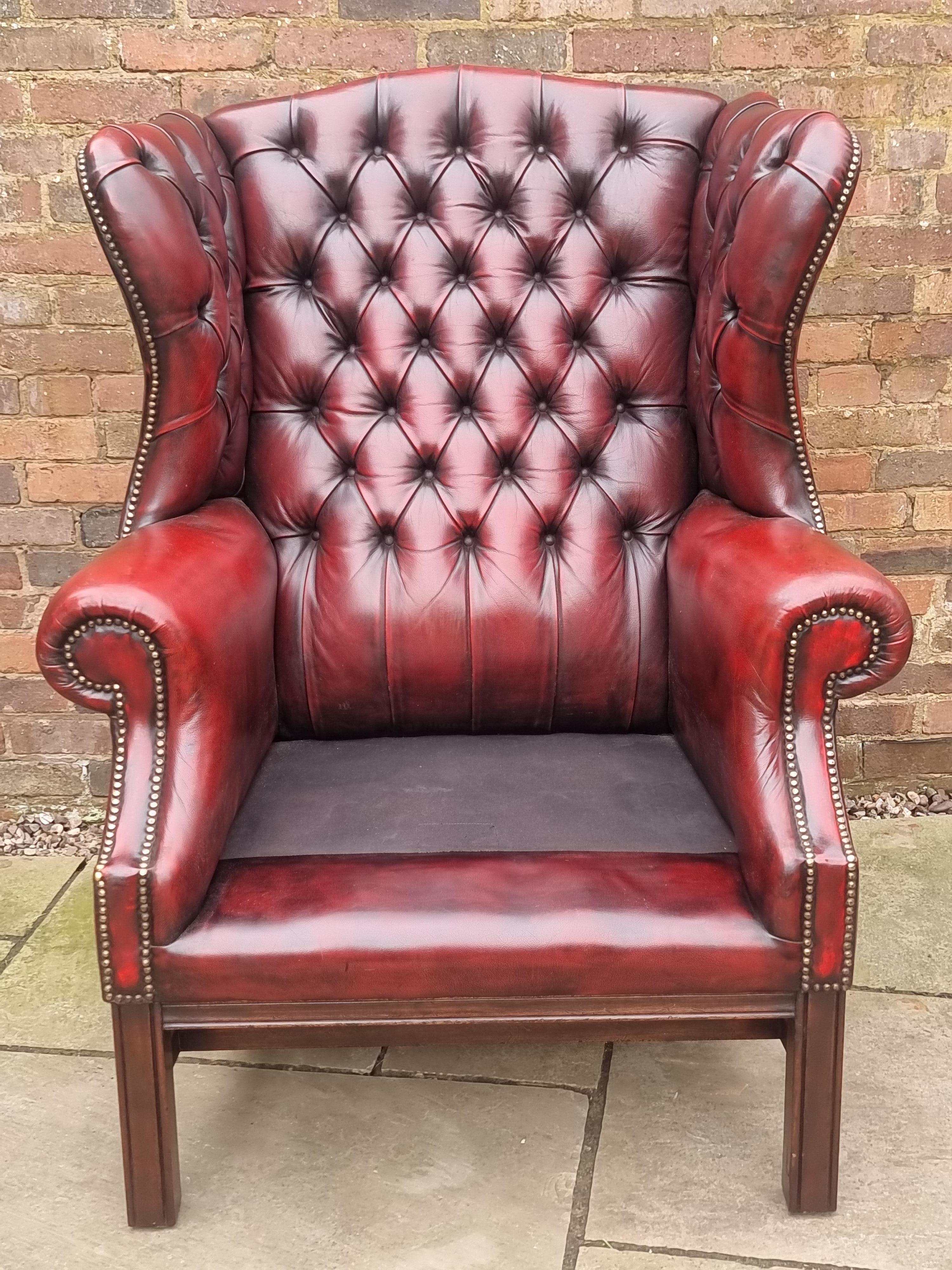 Winged armchair upholstered in deep buttoned red leather, English 1930 For Sale 2