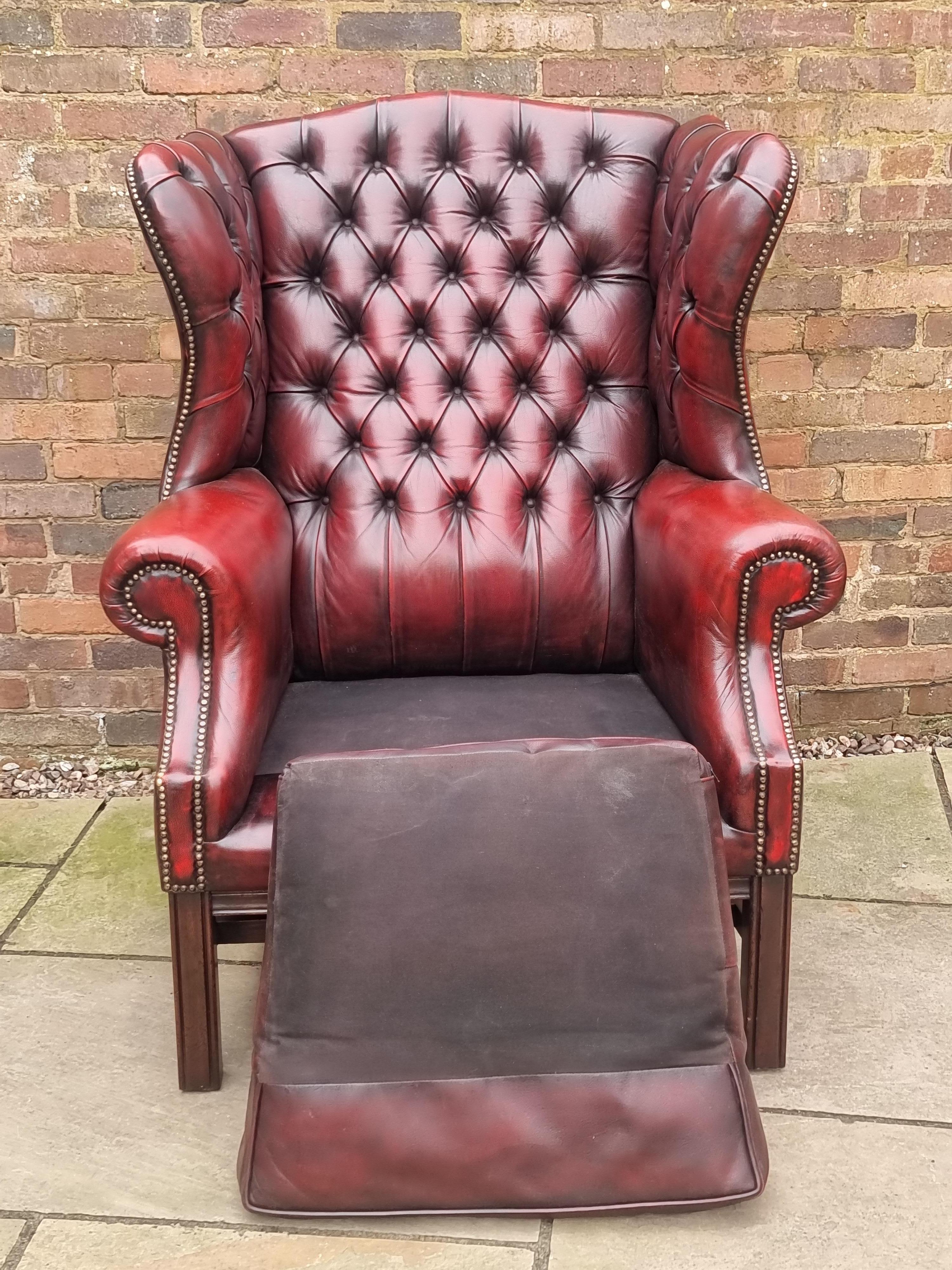 Winged armchair upholstered in deep buttoned red leather, English 1930 For Sale 3