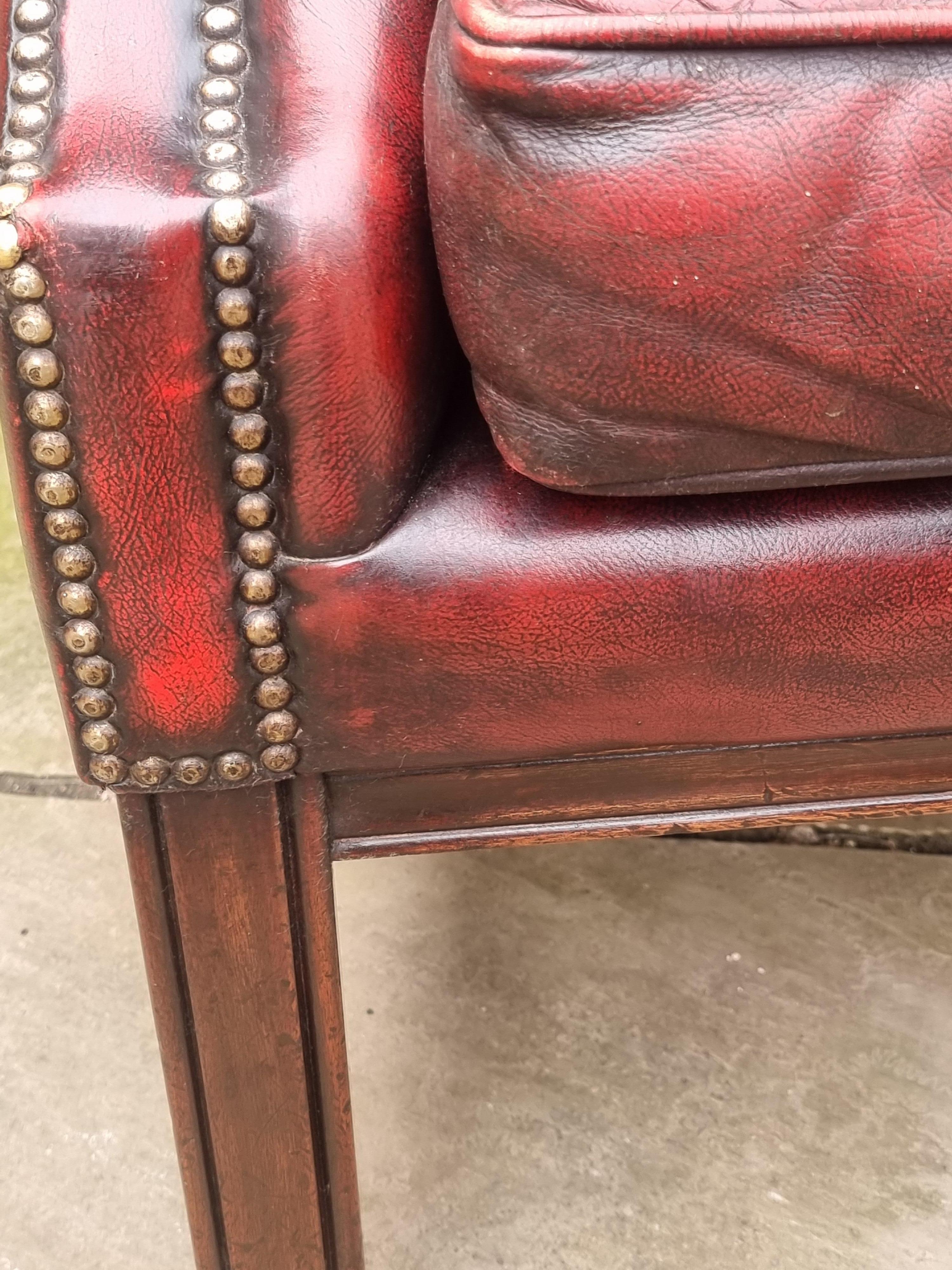 Winged armchair upholstered in deep buttoned red leather, English 1930 For Sale 6