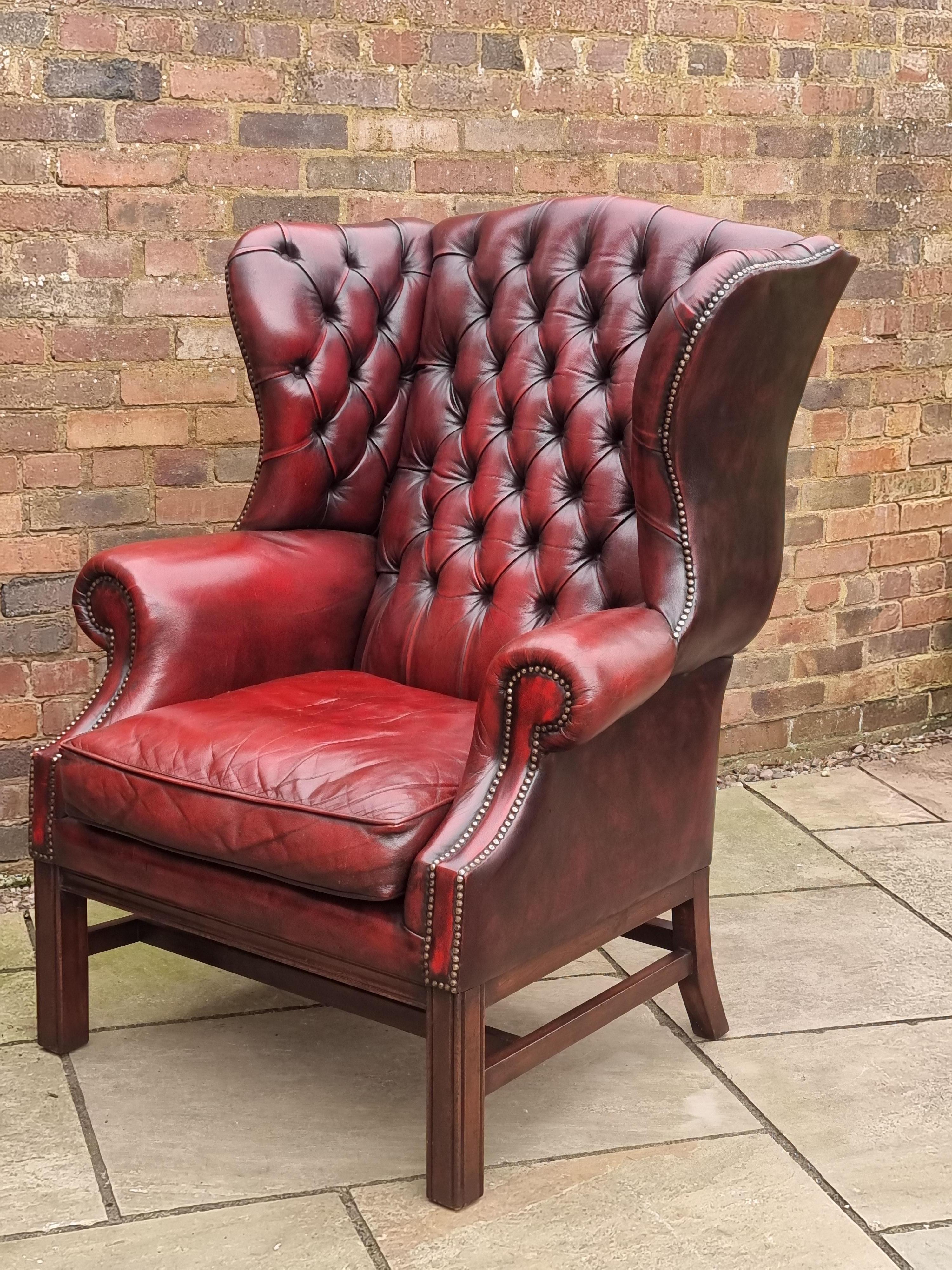 Winged armchair upholstered in deep buttoned red leather, English 1930 For Sale 7