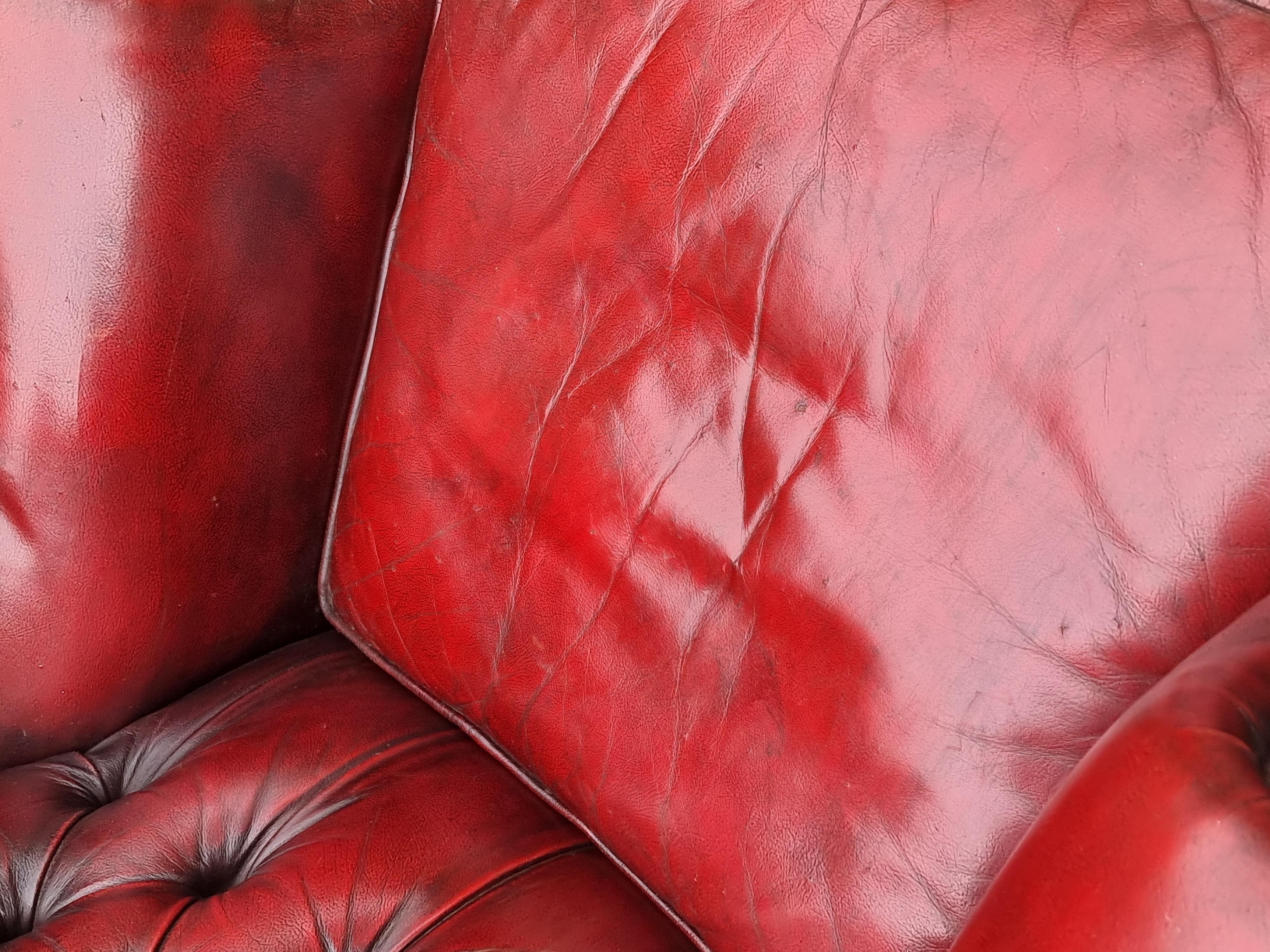 Winged armchair upholstered in deep buttoned red leather, English 1930 For Sale 10