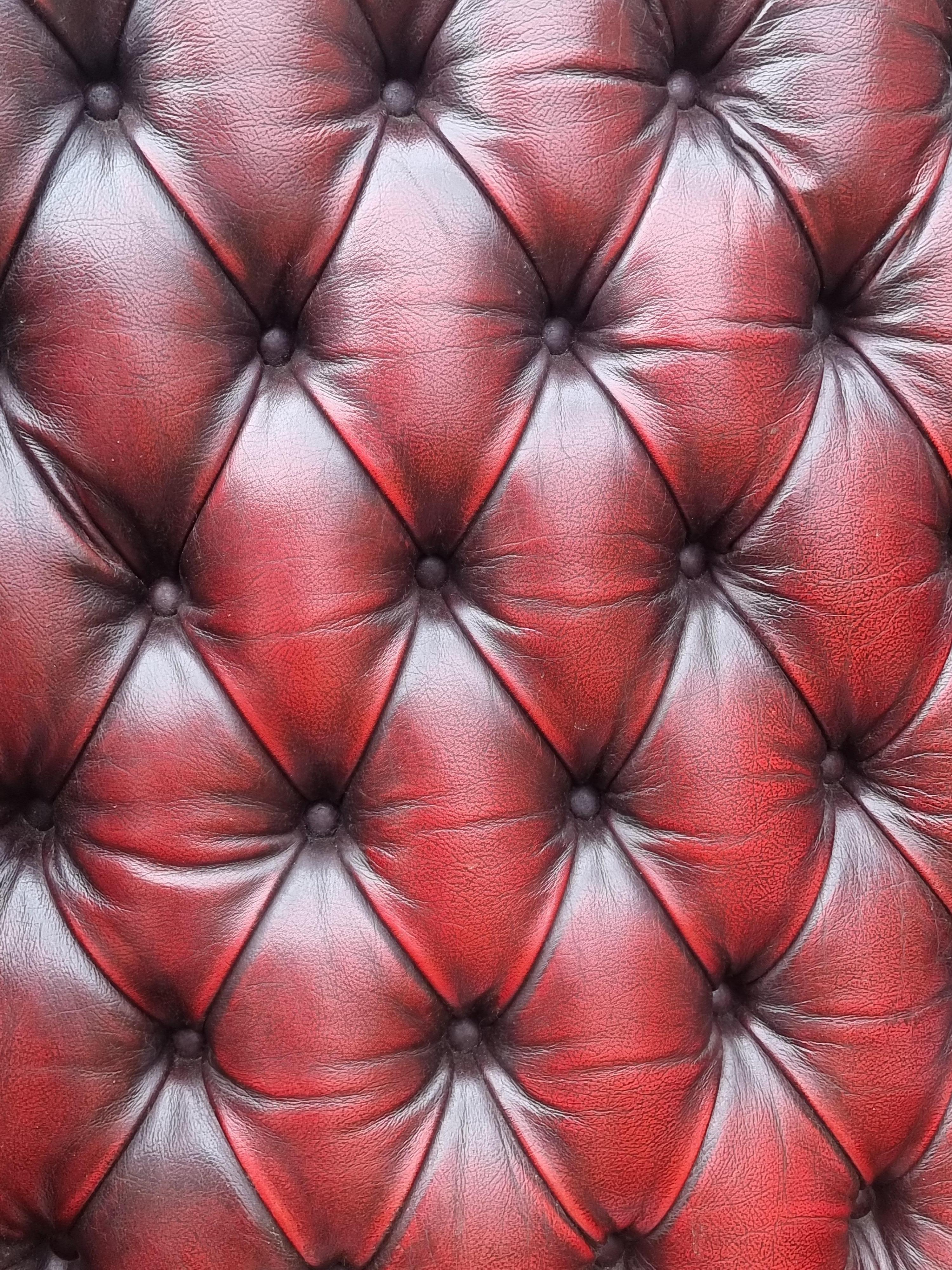 Winged armchair upholstered in deep buttoned red leather, English 1930 In Good Condition For Sale In Central England, GB