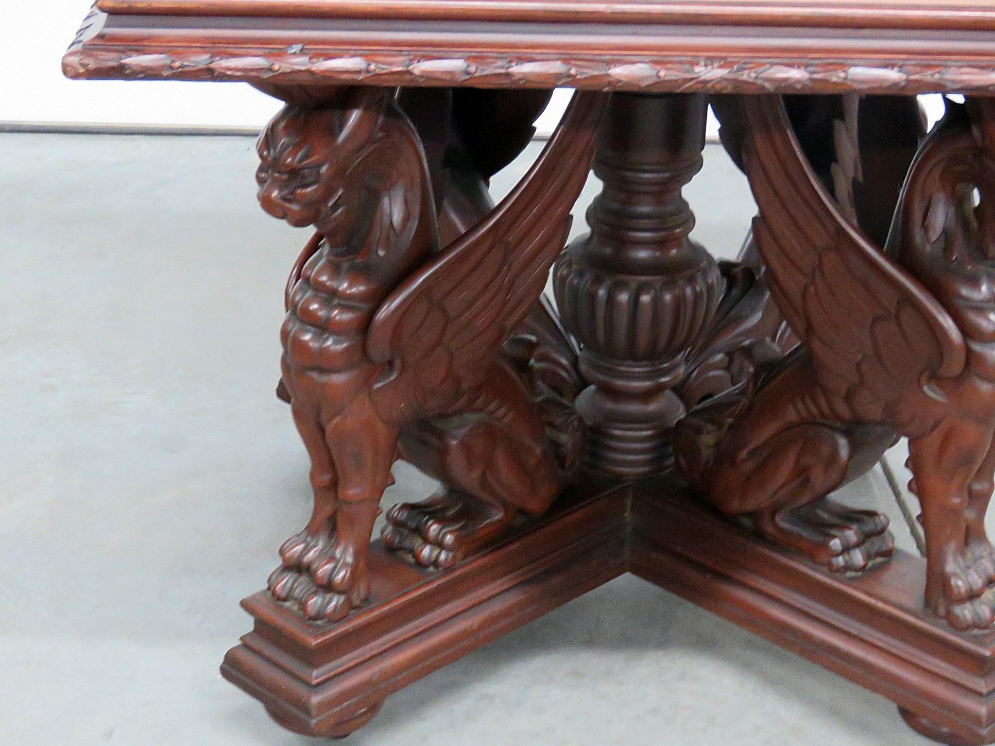 Table centrale à griffon ailé sur roulettes, de style Renaissance, attribuée à Horner.