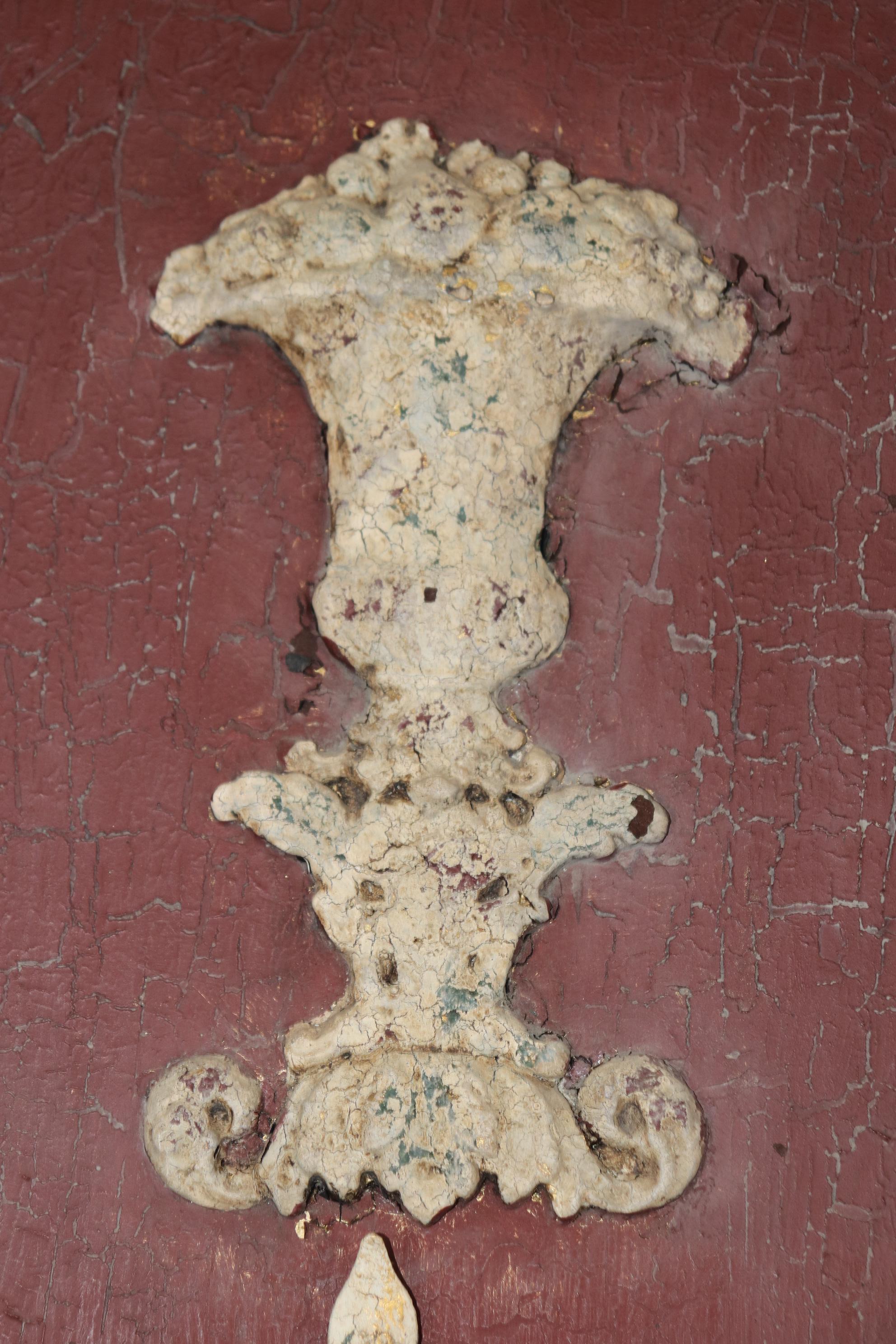 Miroir néoclassique en fer ailé Griffin Gesso d'aspect ancien de Jonathan Richards en vente 4