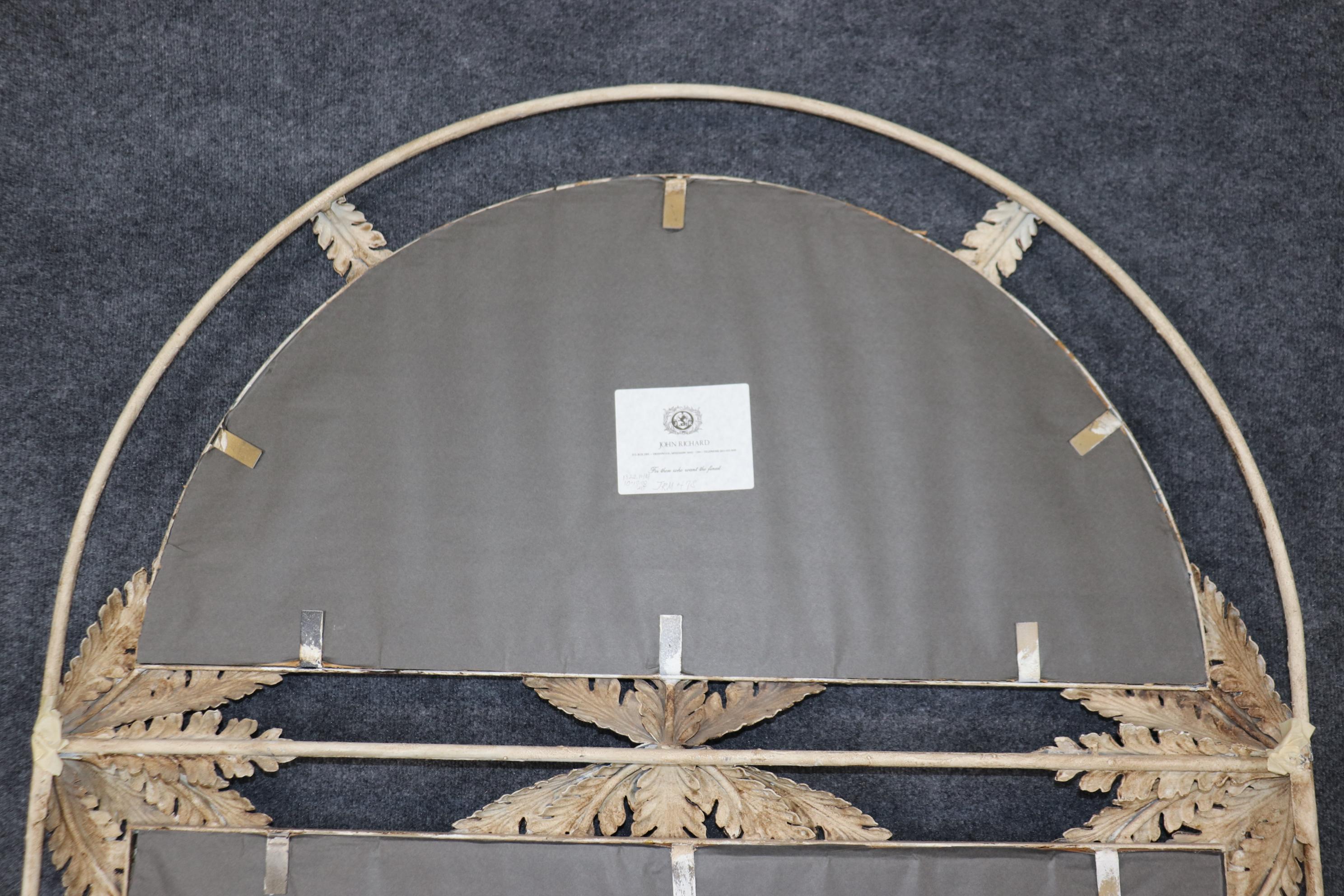 Miroir néoclassique en fer ailé Griffin Gesso d'aspect ancien de Jonathan Richards en vente 6