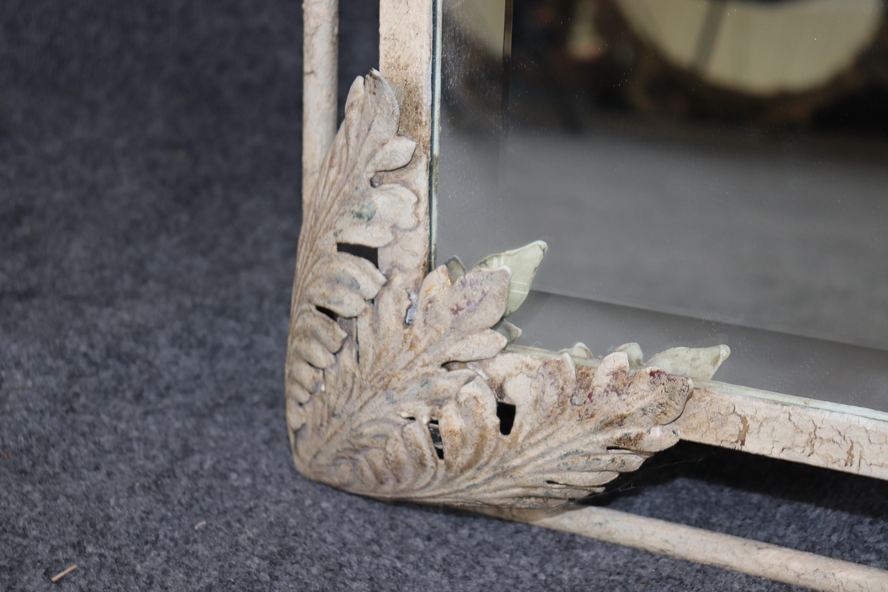 Miroir néoclassique en fer ailé Griffin Gesso d'aspect ancien de Jonathan Richards Bon état - En vente à Swedesboro, NJ