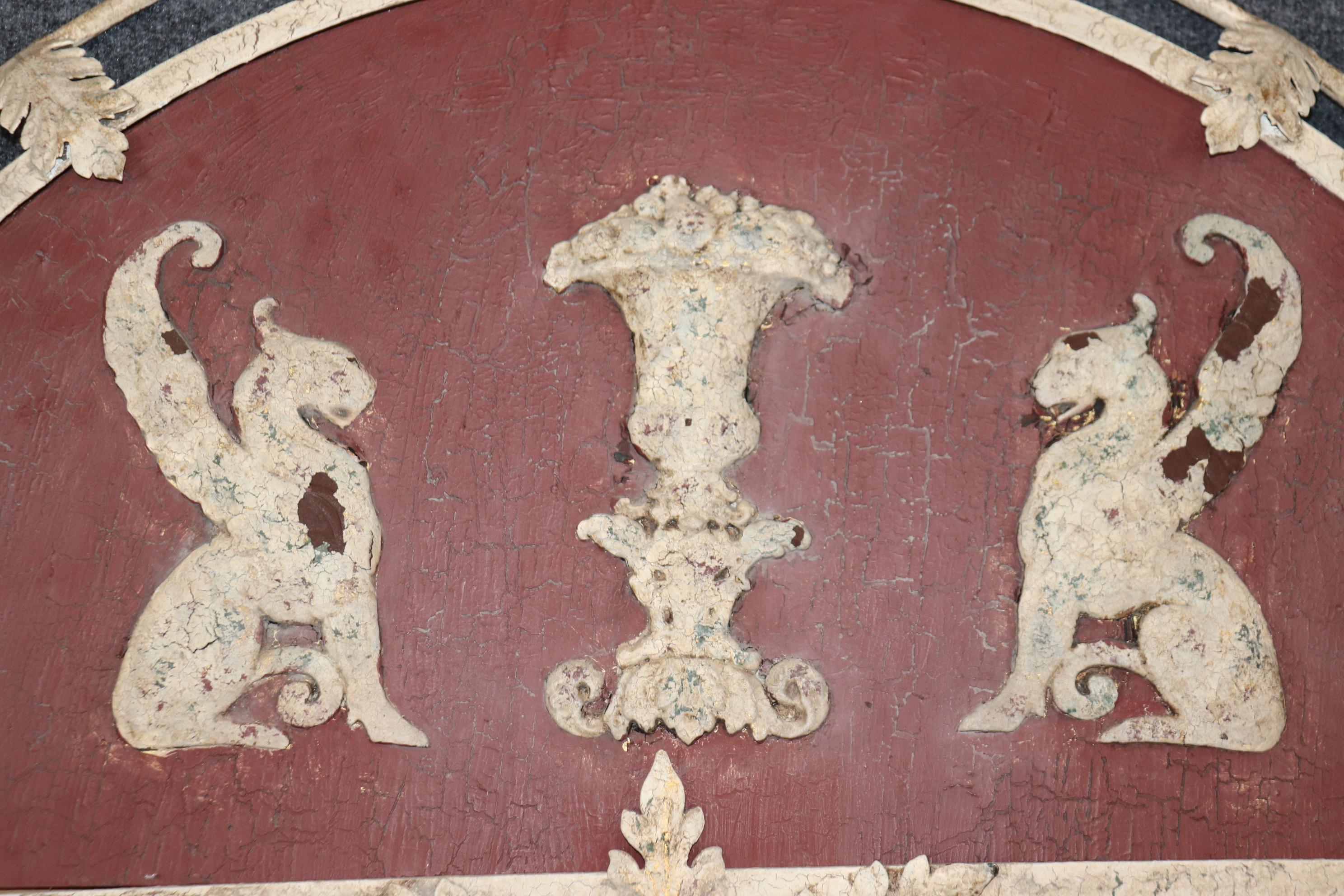 Miroir néoclassique en fer ailé Griffin Gesso d'aspect ancien de Jonathan Richards en vente 2