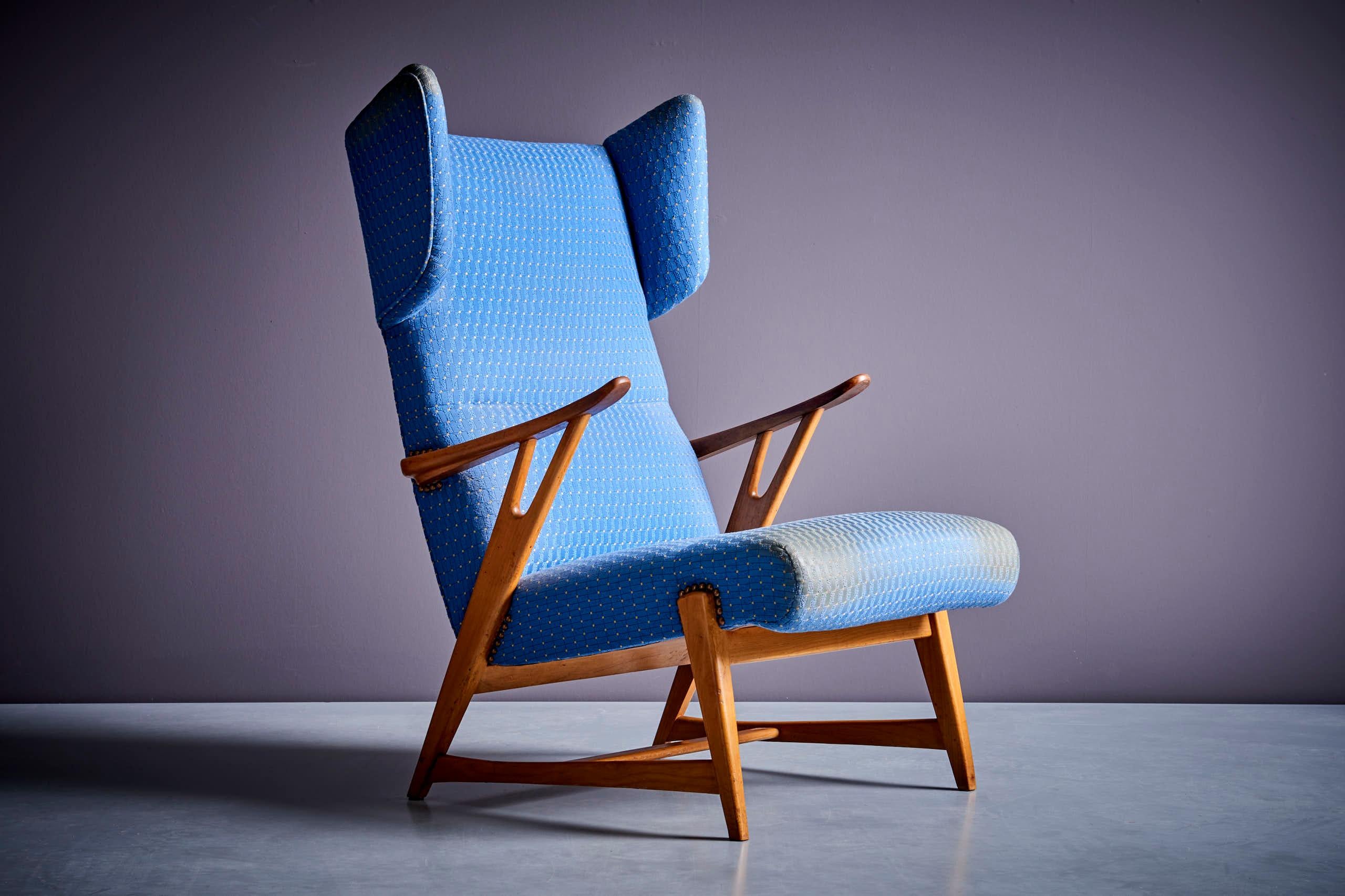 Geflügelter italienischer Loungesessel mit hoher Rückenlehne in der Art von Carlo Molino in einem schönen blauen Stoff mit Textur. 
Wir können auch anbieten, den Stuhl in unserem hauseigenen Atelier neu zu polstern.