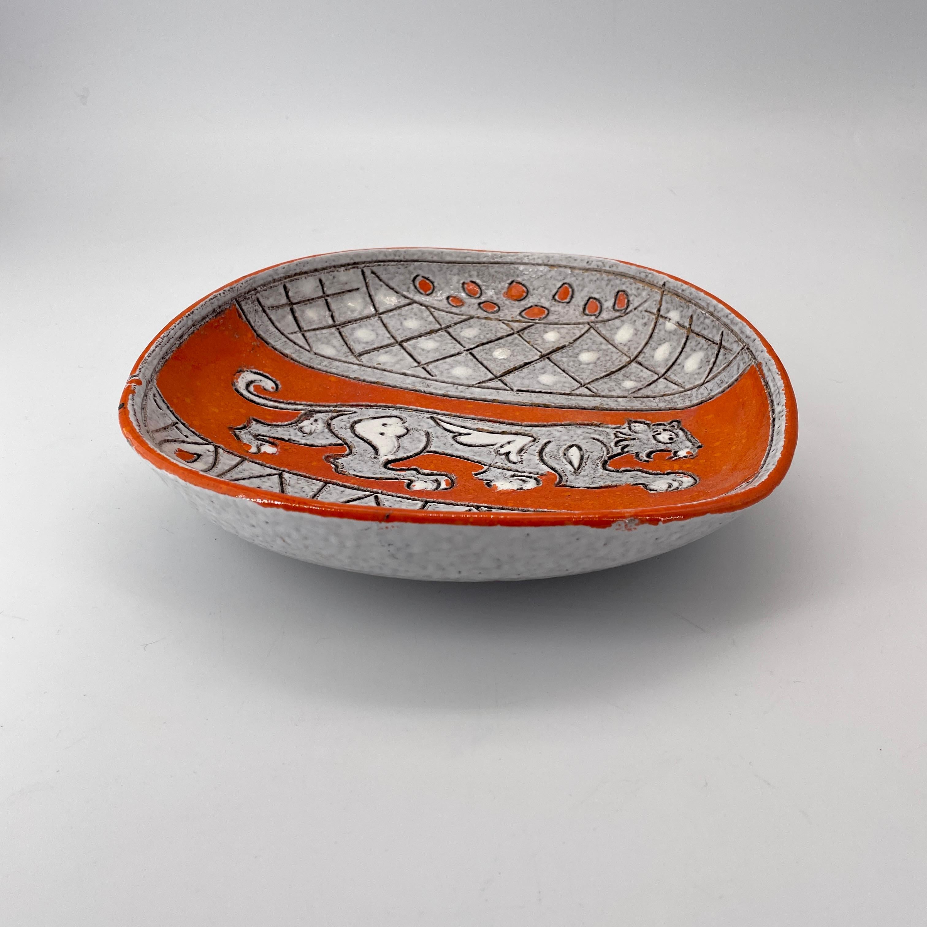 Mid-Century Modern Lion de montagne ailé Poterie Bol ondulé Plat italien médiéval Armoiries Chat en vente