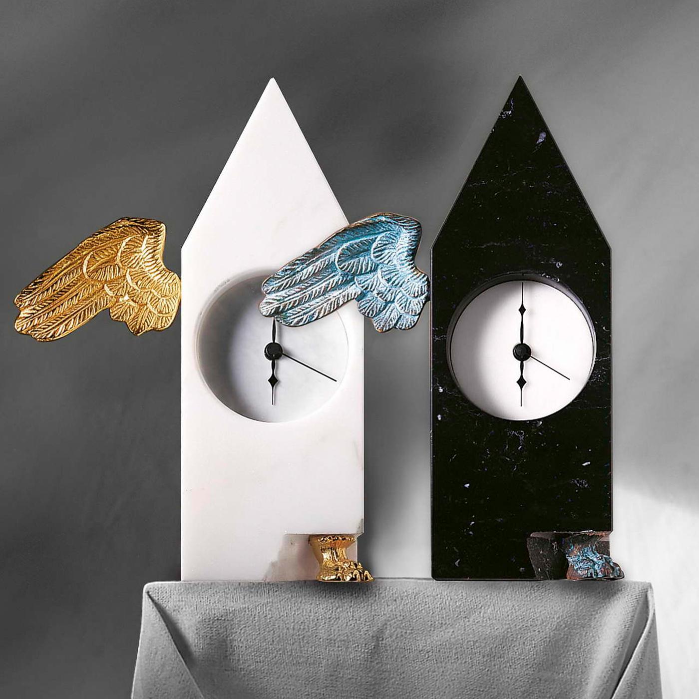 A piece of functional decor sure not to go unnoticed, this table clock effortlessly merges minimalist design with Baroque-style, zoomorphic elements. The silhouette in white marble shaped like a house's stylized profile is accented by a single