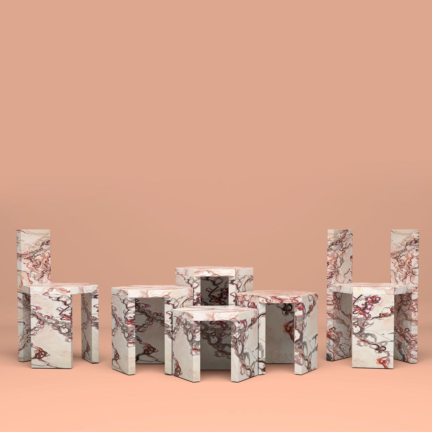 Inspirada en el fino mármol italiano, esta mesa de centro está meticulosamente elaborada mediante la fusión de los principios del diseño minimalista y las antiguas tradiciones artísticas. Con elementos compuestos de 4 cm de grosor, esta mesa