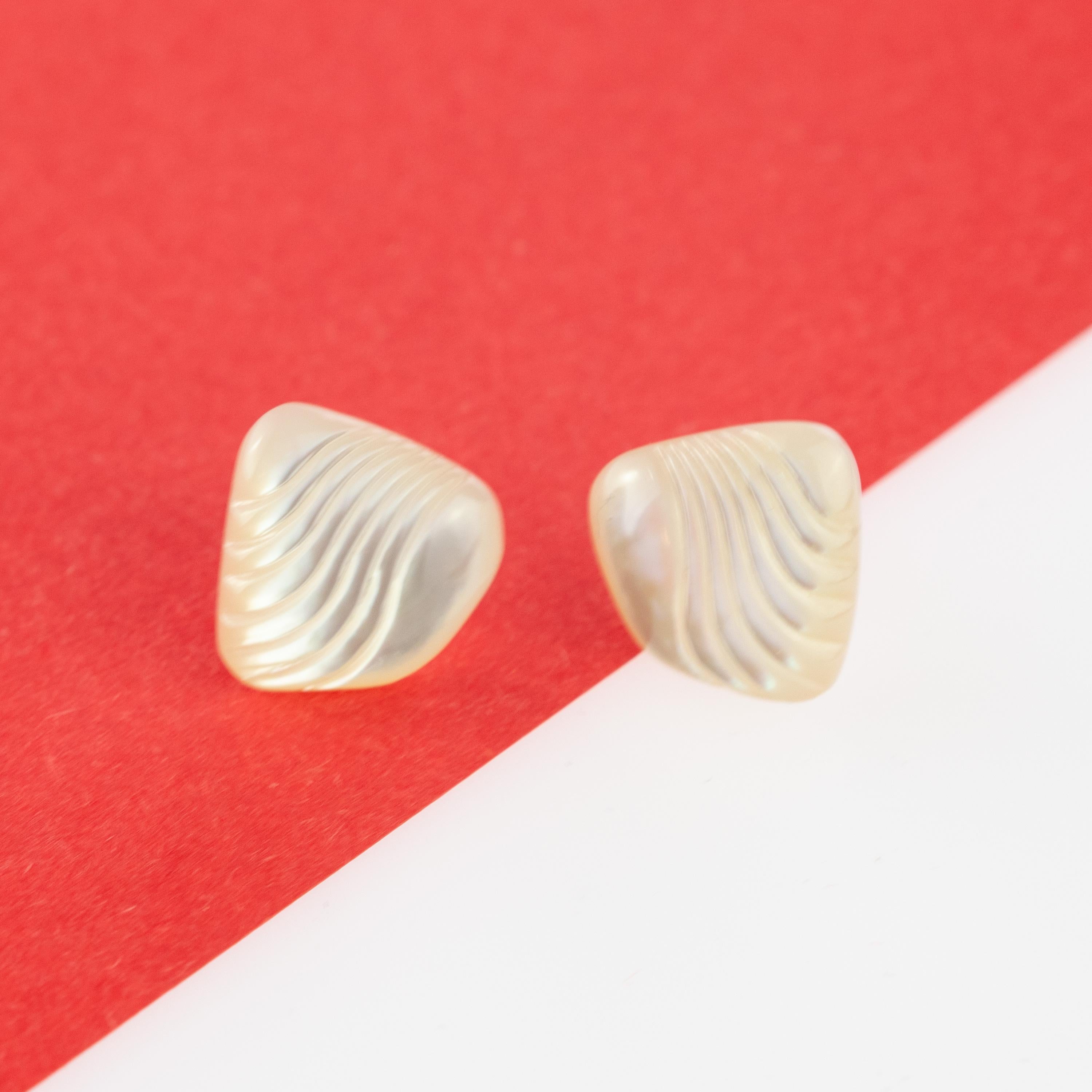 Moderne Clous d'oreilles en or 14 carats avec ailes sculptées en nacre, fabriqués à la main en vente