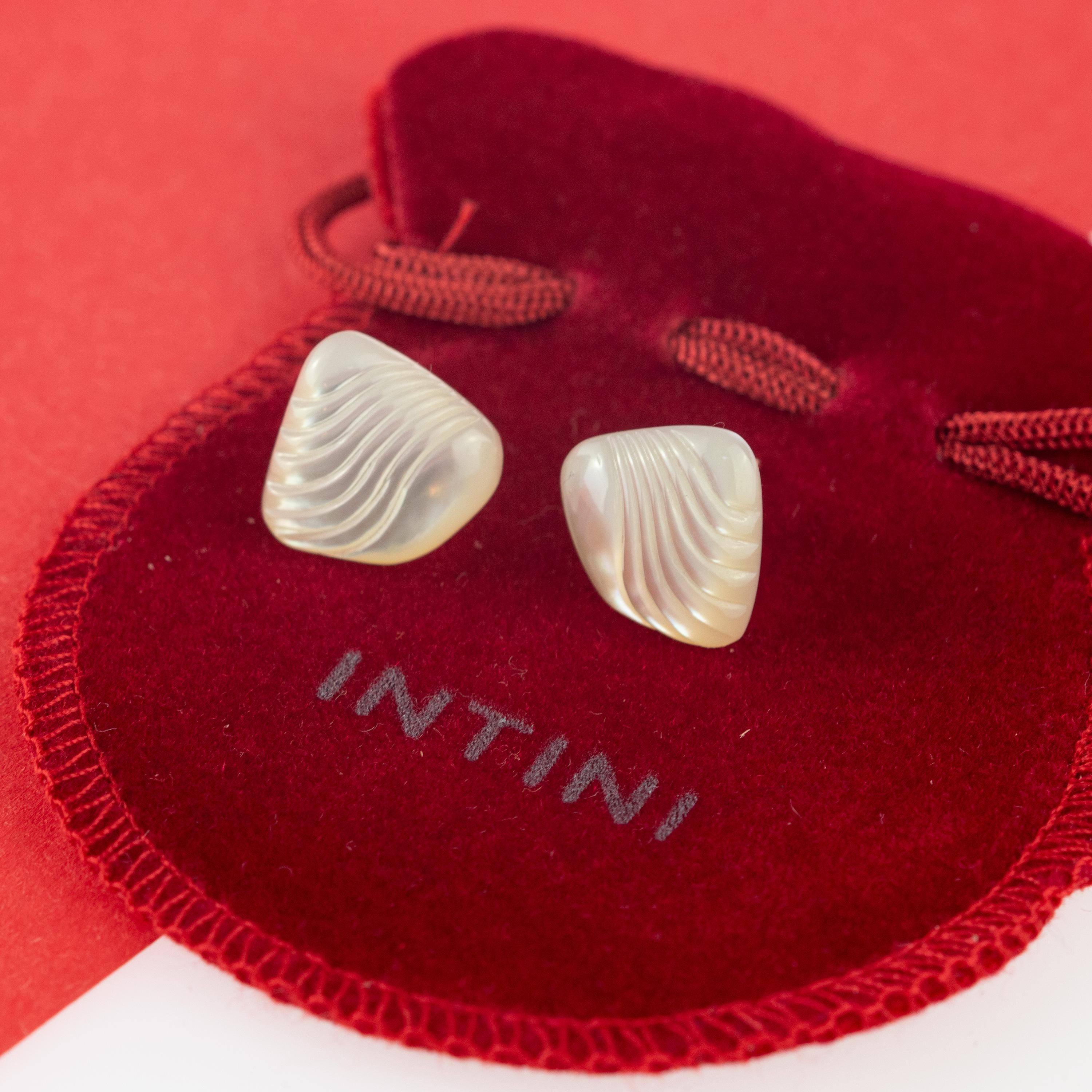 Clous d'oreilles en or 14 carats avec ailes sculptées en nacre, fabriqués à la main Neuf - En vente à Milano, IT