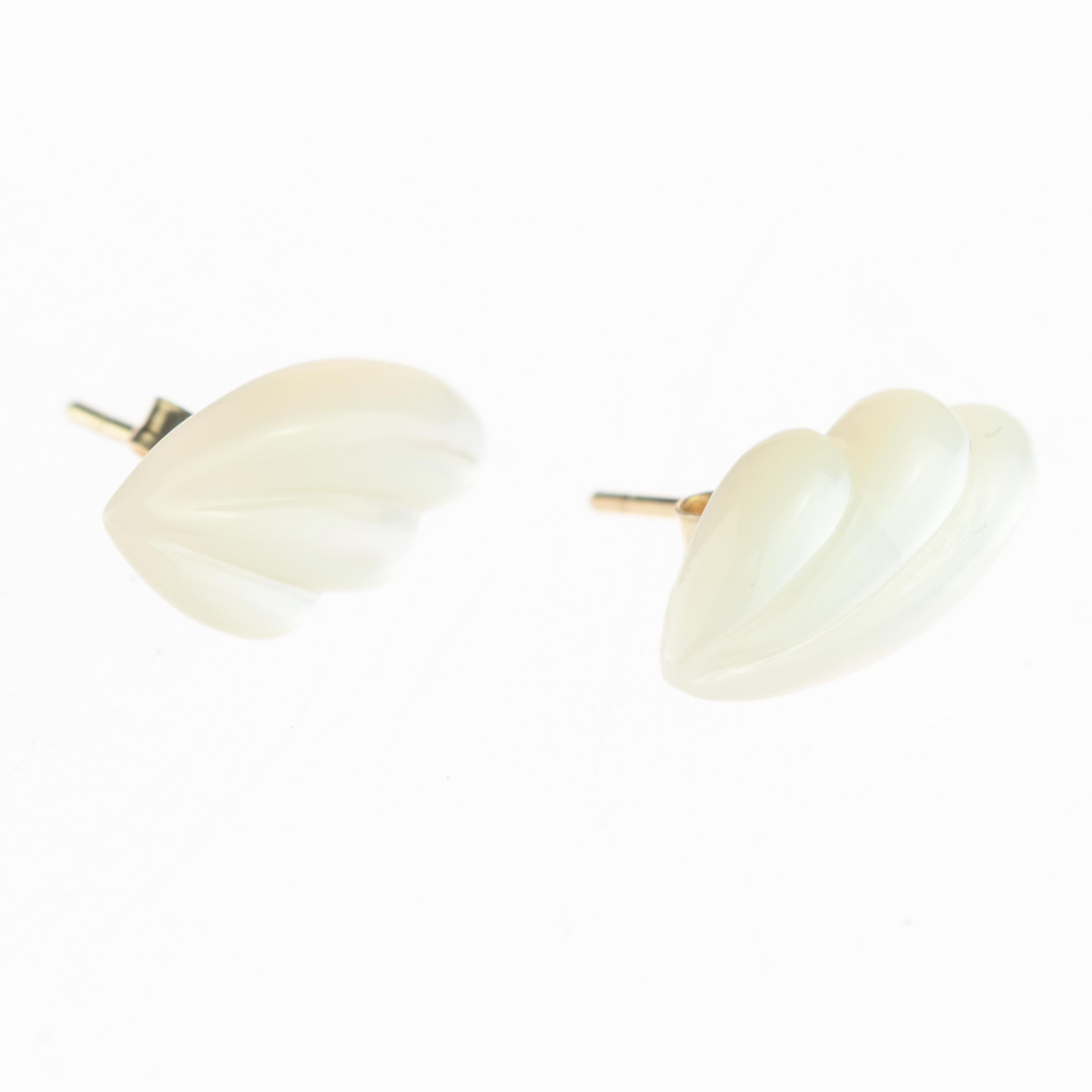 Taille mixte Boucles d'oreilles libres en or 14 carats nacre sculpté et fait main en vente