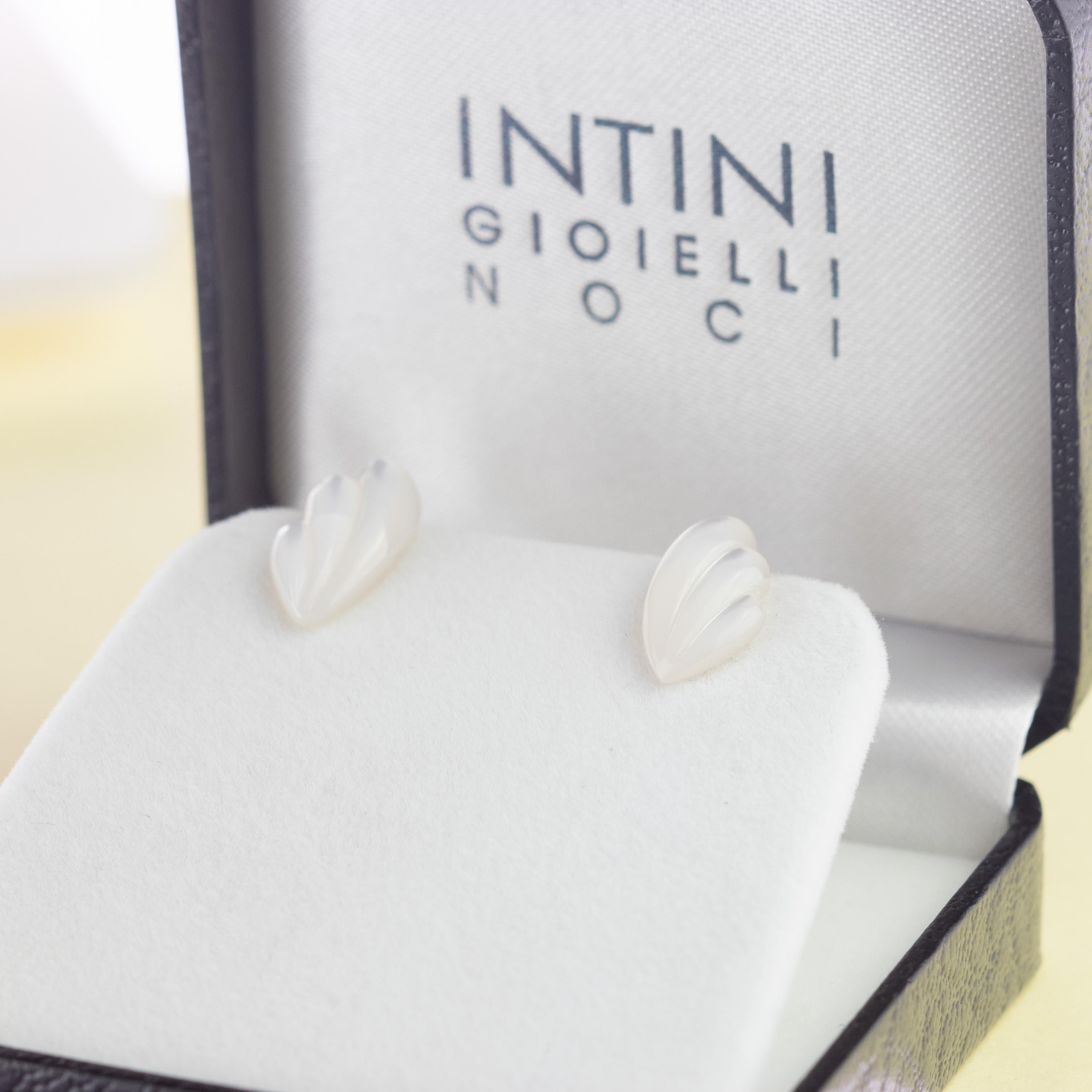 Boucles d'oreilles libres en or 14 carats nacre sculpté et fait main en vente 1