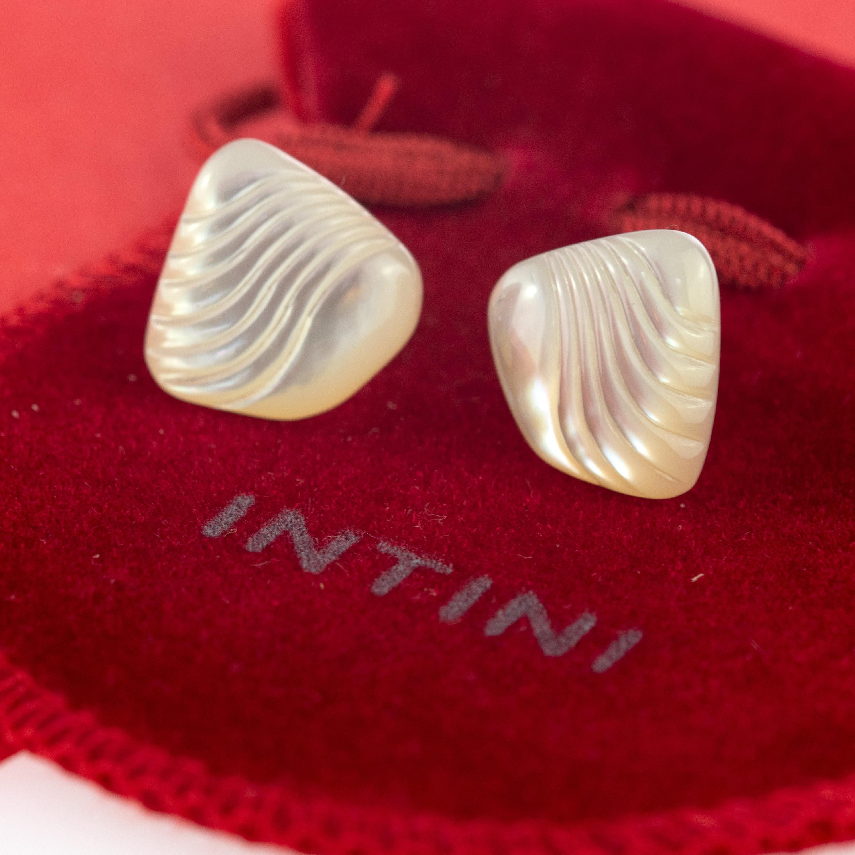 Unique angel carved wings in top quality Mother of Pearl for a signature INTINI Jewels look. Romantic stud earrings for a marvelous look, for a gift of class and charm.

Made in Italy jewellery, with the best quality of MOP.

• 9 karat Yellow Gold