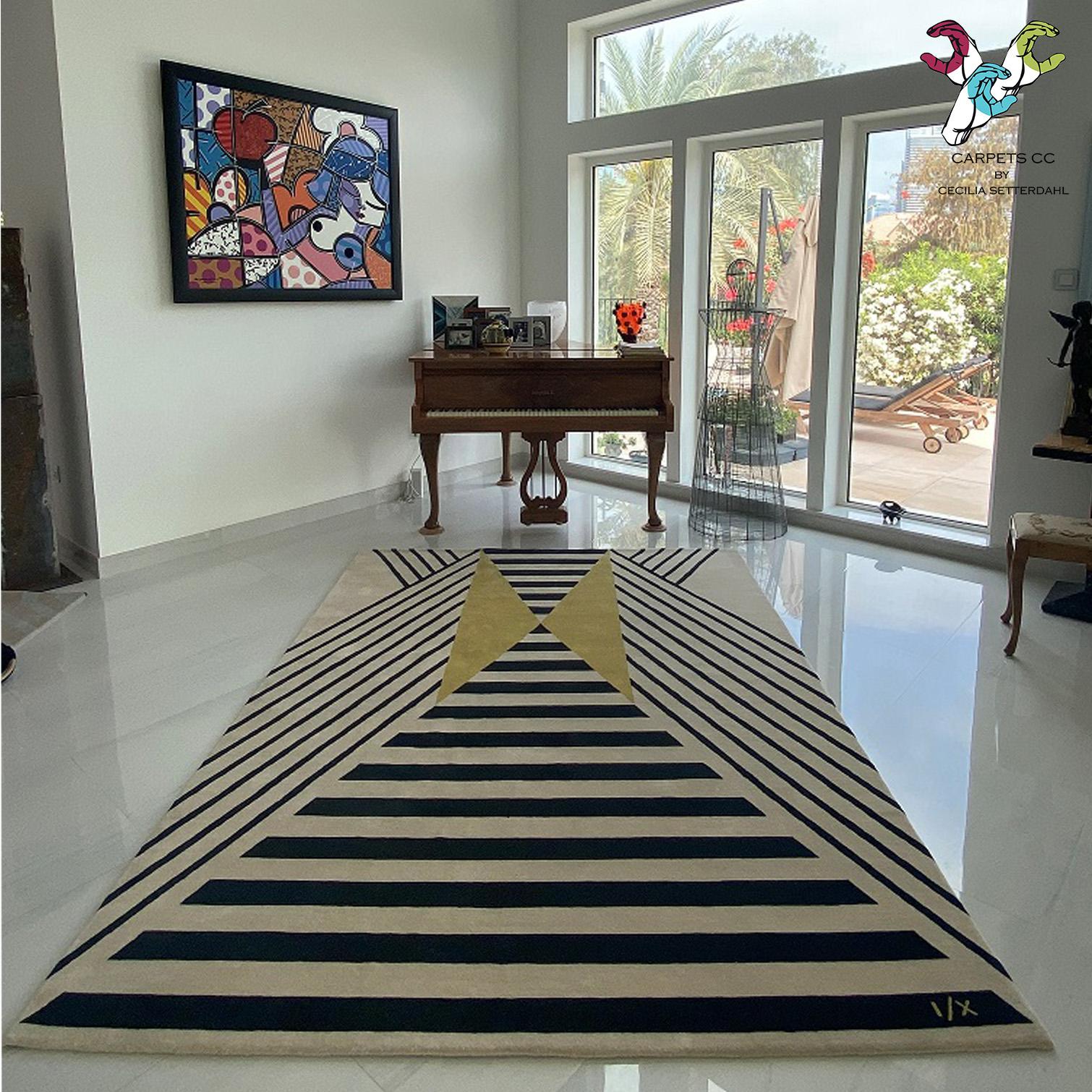 Teppich mit Streifen aus Wolle, handgeknüpft, limitiert, gelb, schwarz, weiß, modern, geometrisch  (21. Jahrhundert und zeitgenössisch) im Angebot