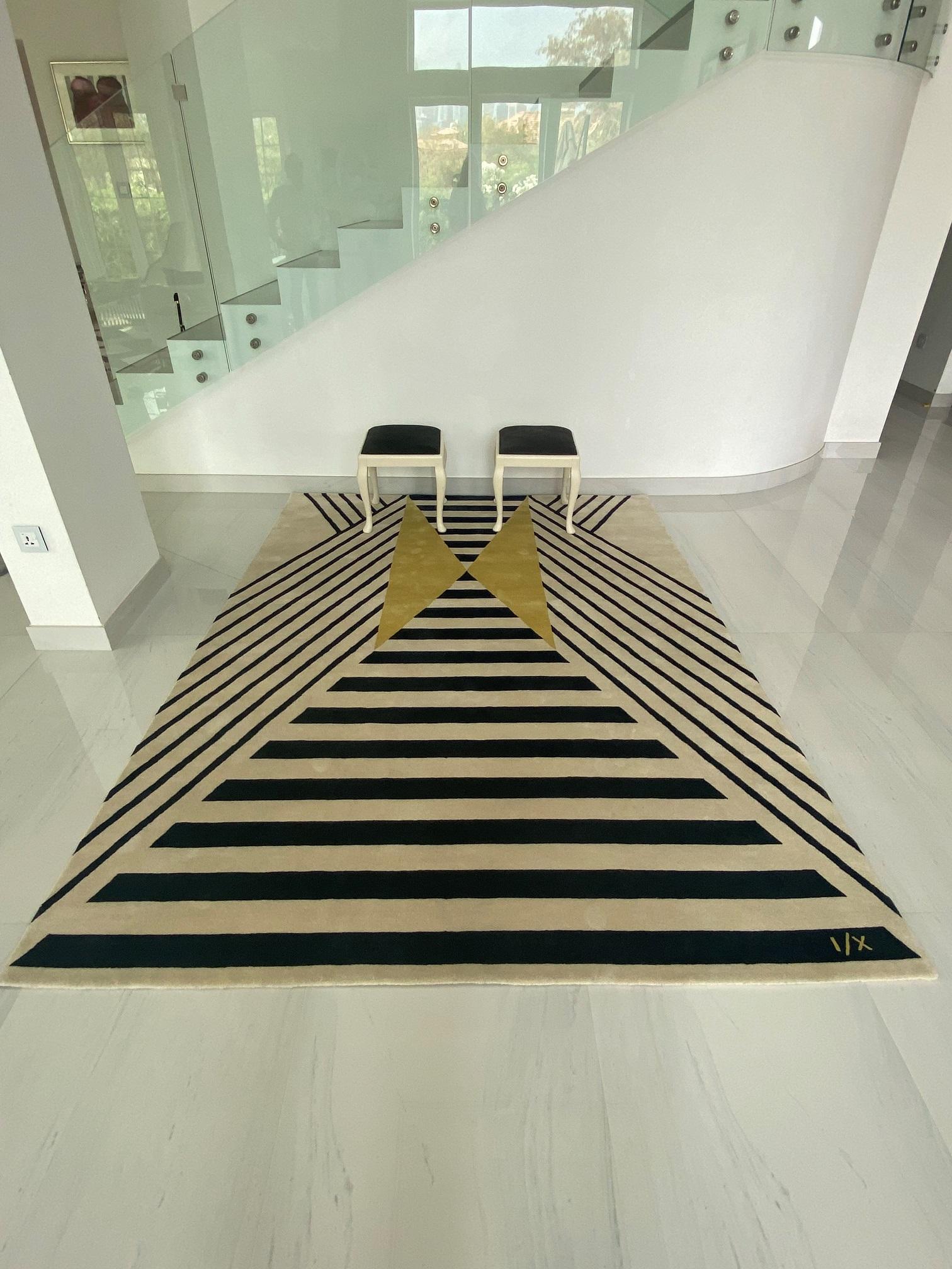 Teppich mit Streifen aus Wolle, handgeknüpft, limitiert, gelb, schwarz, weiß, modern, geometrisch  (Handgeknüpft) im Angebot