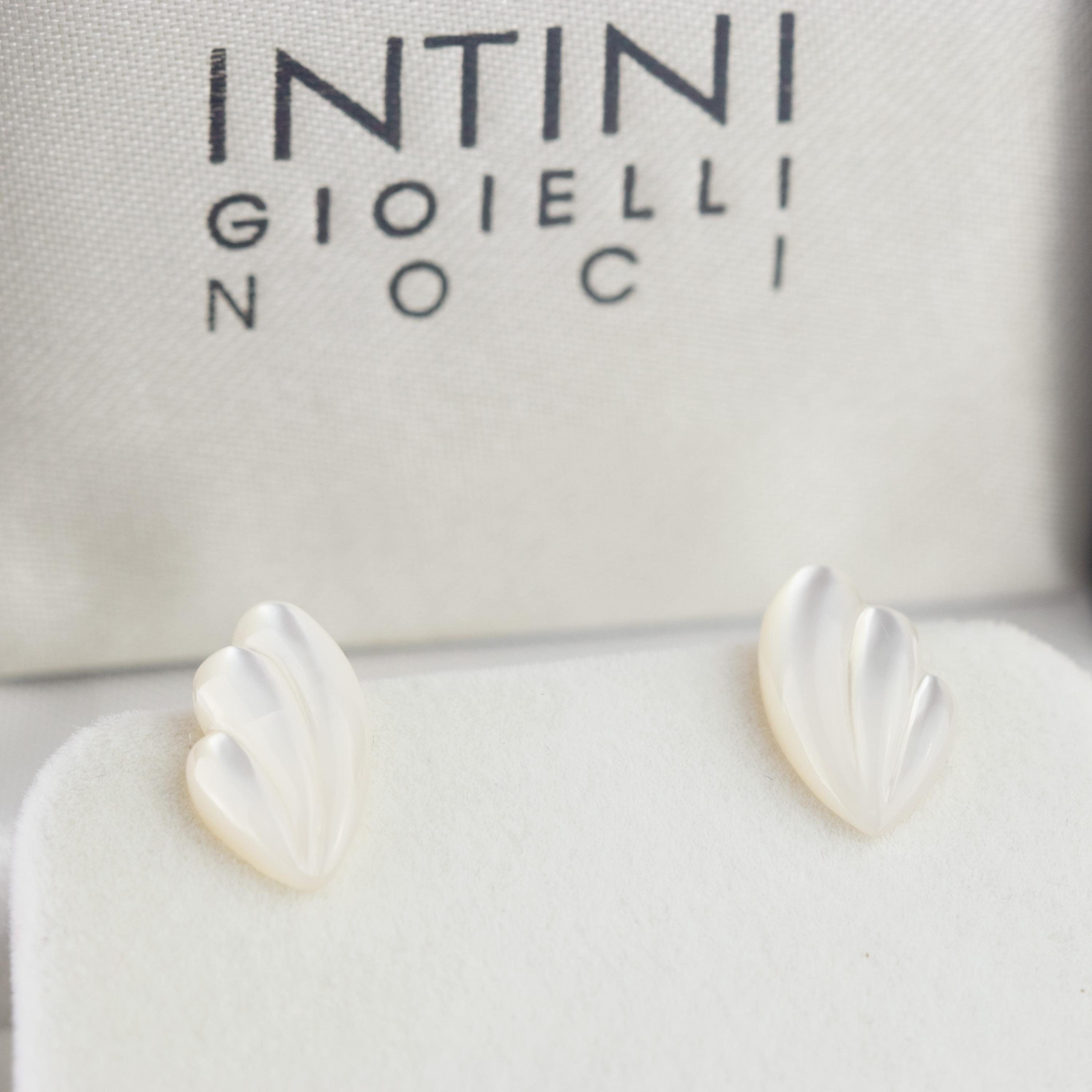 Des ailes d'ange uniques sculptées dans de la nacre de qualité supérieure pour un look signé INTINI Jewels. Des boucles d'oreilles romantiques pour un look merveilleux, pour un cadeau de classe et de charme. Bijoux fabriqués en Italie, avec la
