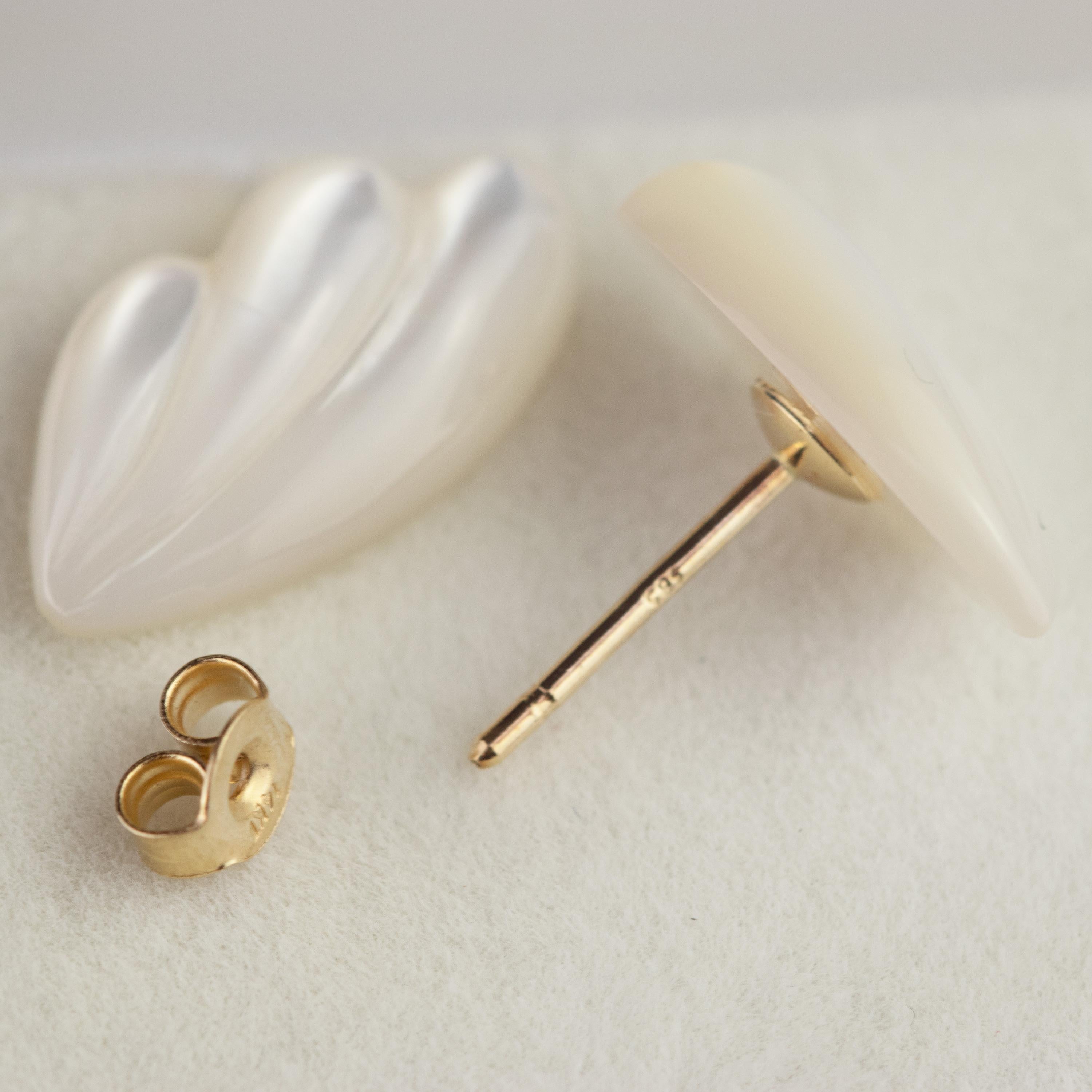 Art nouveau Clous d'oreilles à ailes en or et nacre sculptées, fabriqués à la main, faits main en vente