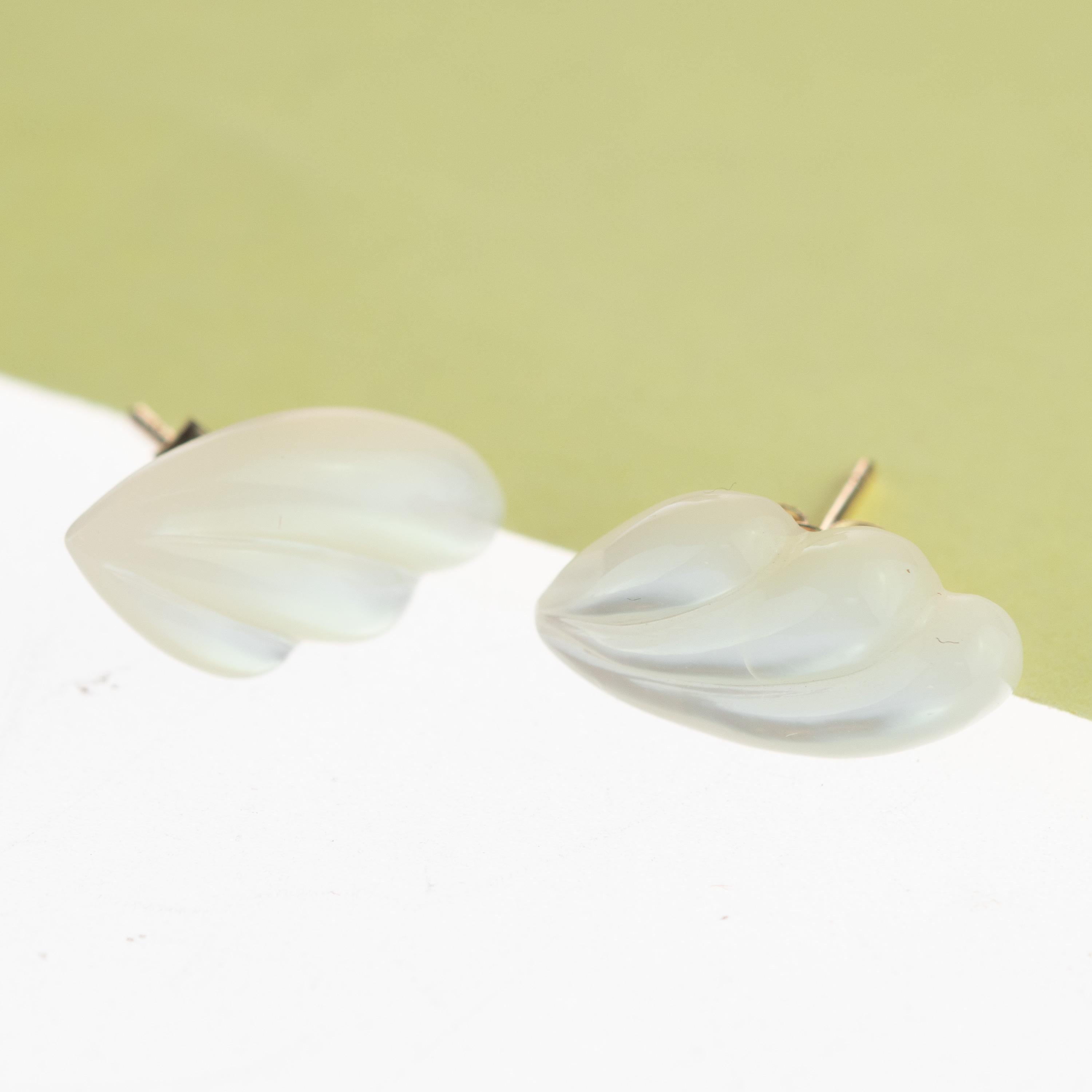 Clous d'oreilles à ailes en or et nacre sculptées, fabriqués à la main, faits main Neuf - En vente à Milano, IT