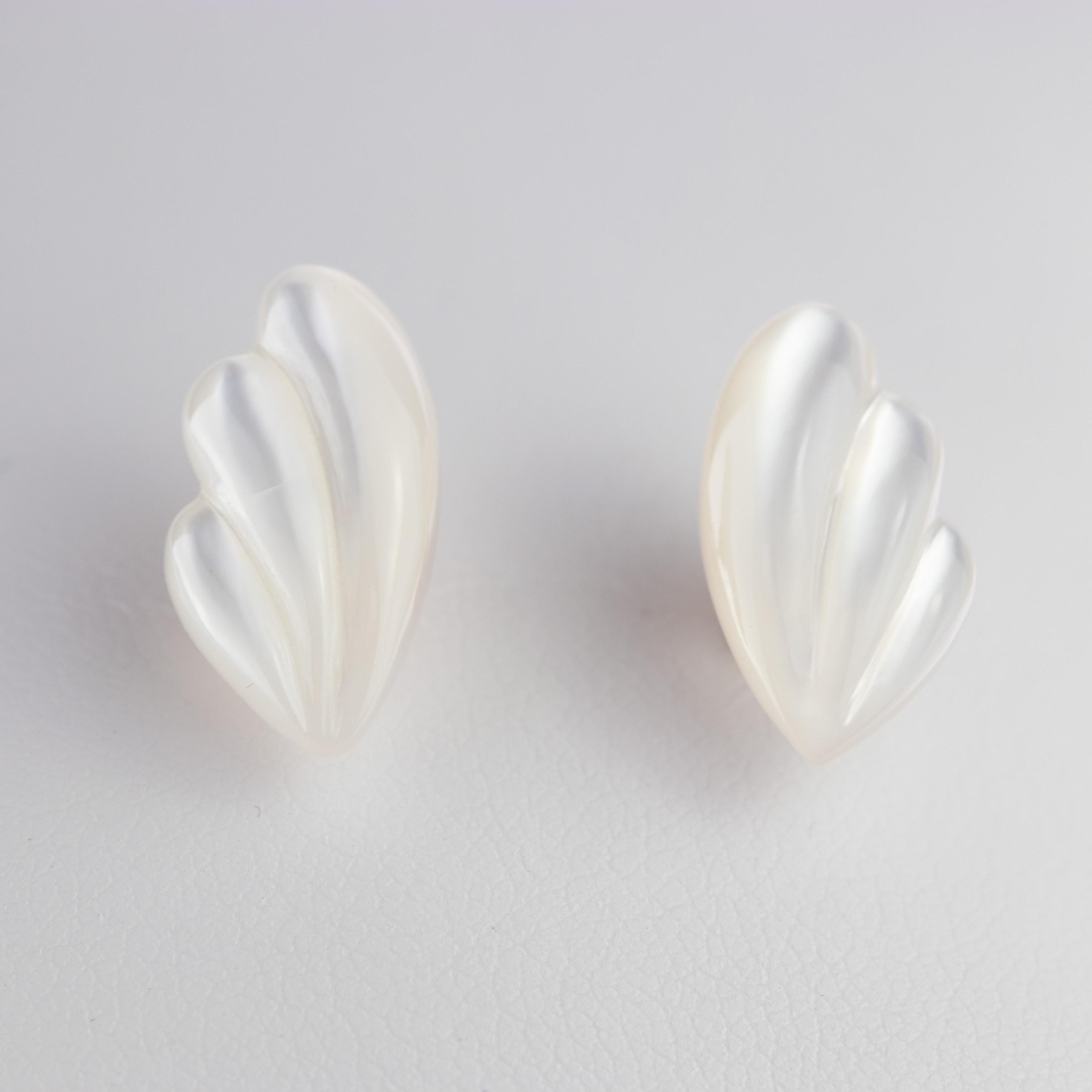 Clous d'oreilles à ailes en or et nacre sculptées, fabriqués à la main, faits main Pour femmes en vente
