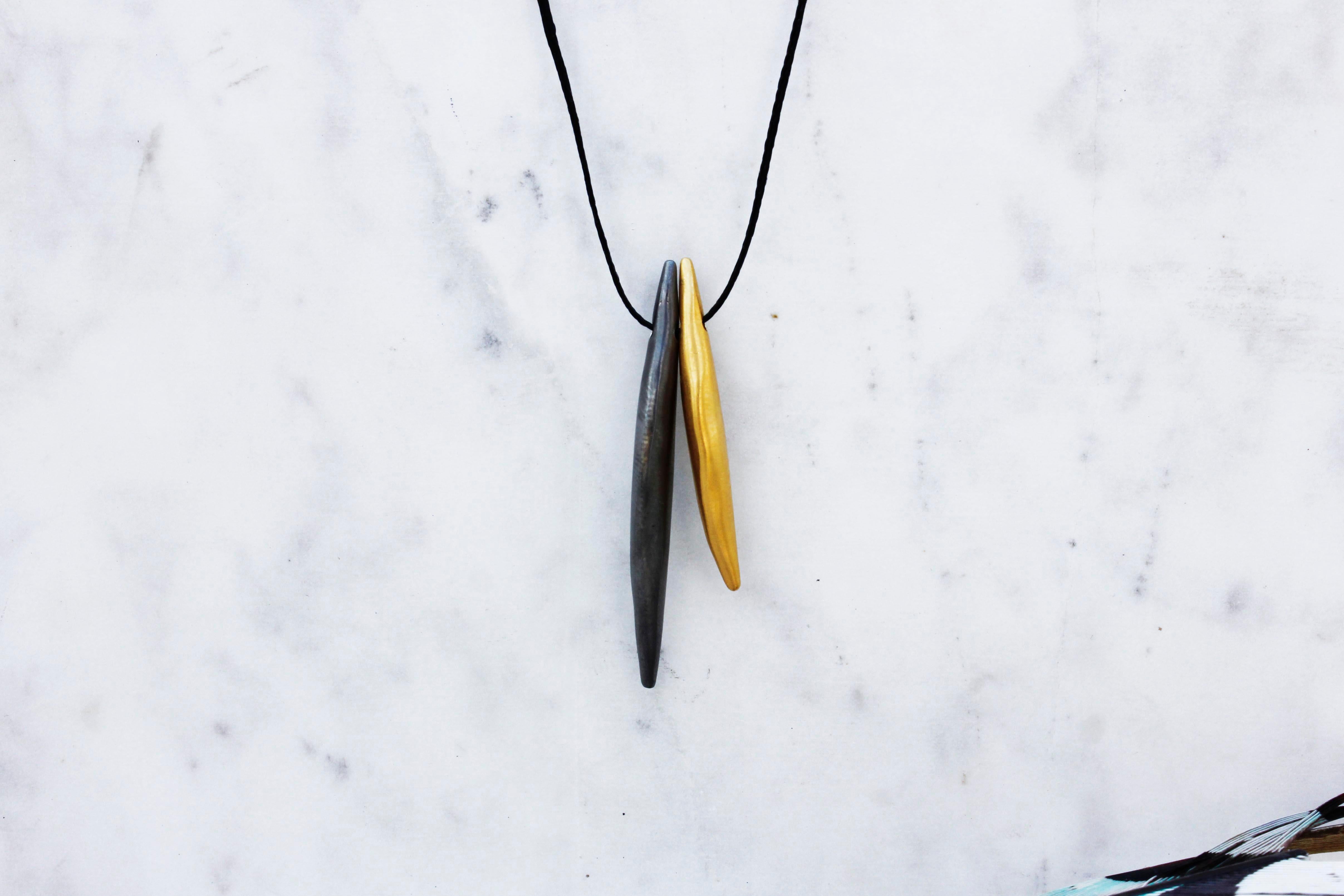 Wings Necklace Gold / Black Platinum Plated In New Condition For Sale In London, GB