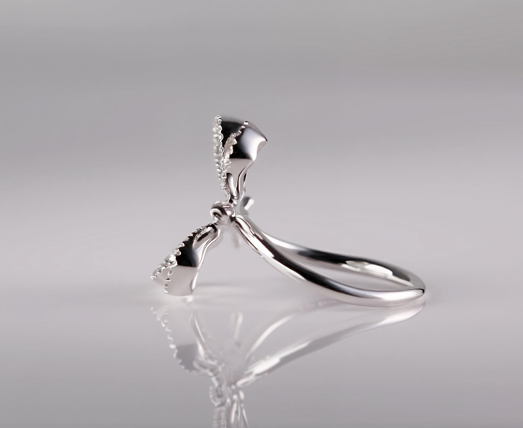 Contemporain Les ailes de la pureté : Bague papillon en or blanc 18kt avec diamant frais en vente