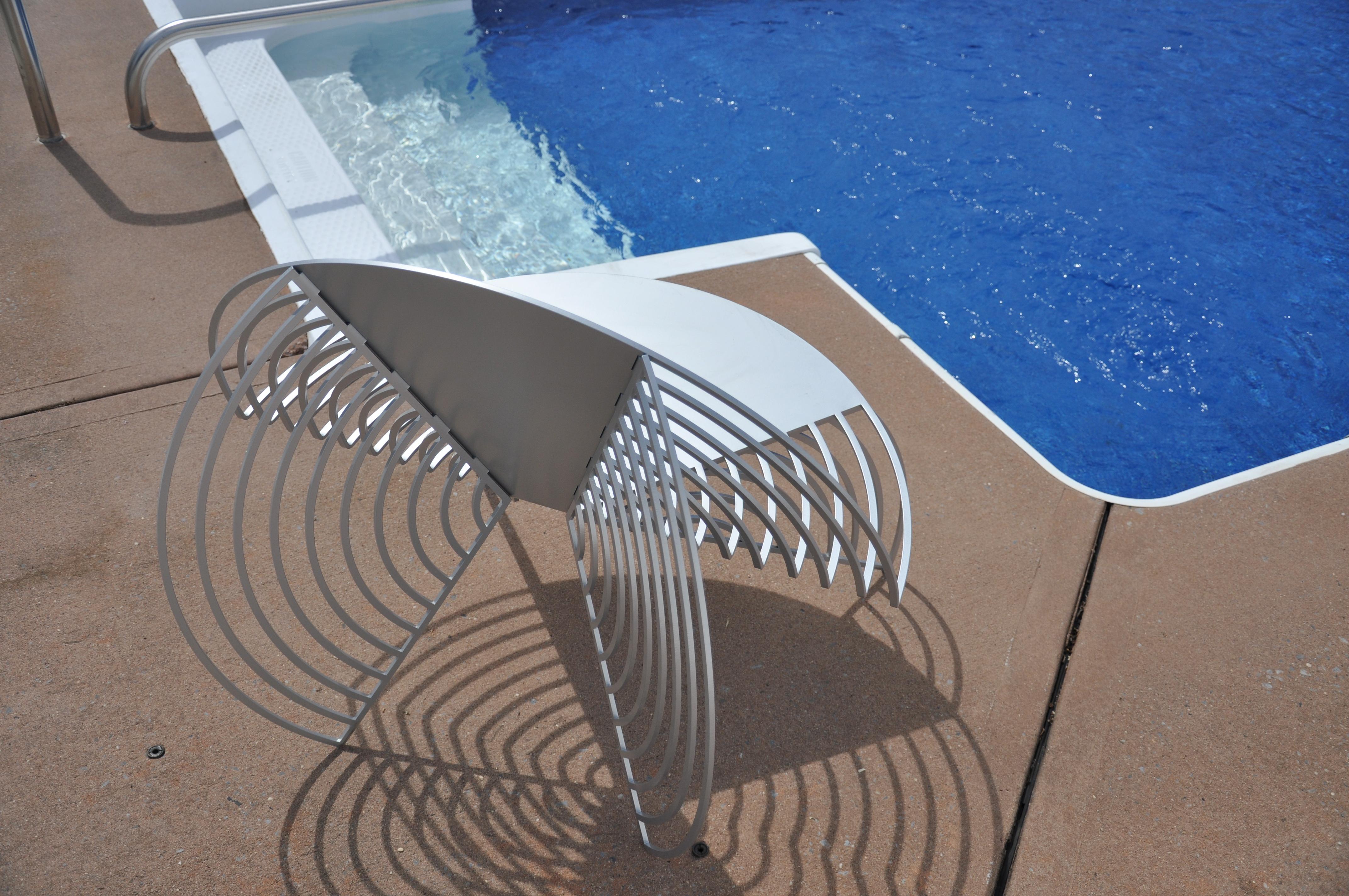 Silla escultórica Wings of Steel de plata, diseñada por Laurie Beckerman en 2012 Siglo XXI y contemporáneo en venta