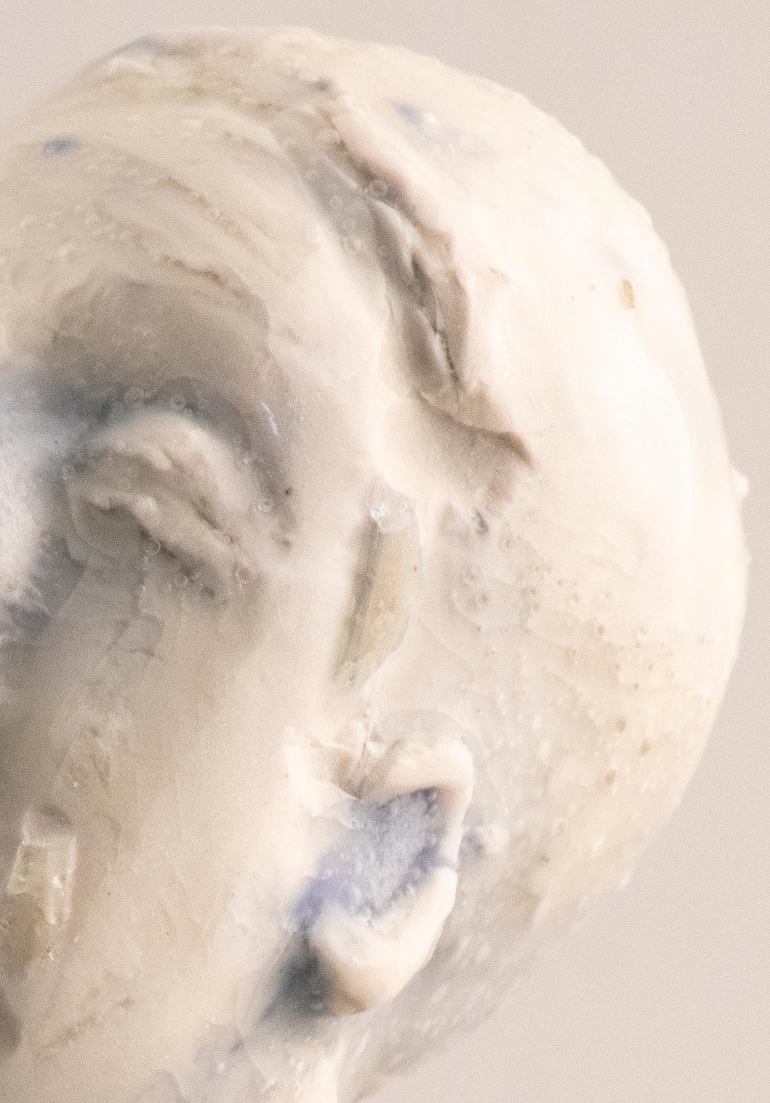 Serie Worry, testa in gres: 'Distrutto' - Sculpture Contemporaneo di Winifred McNeill