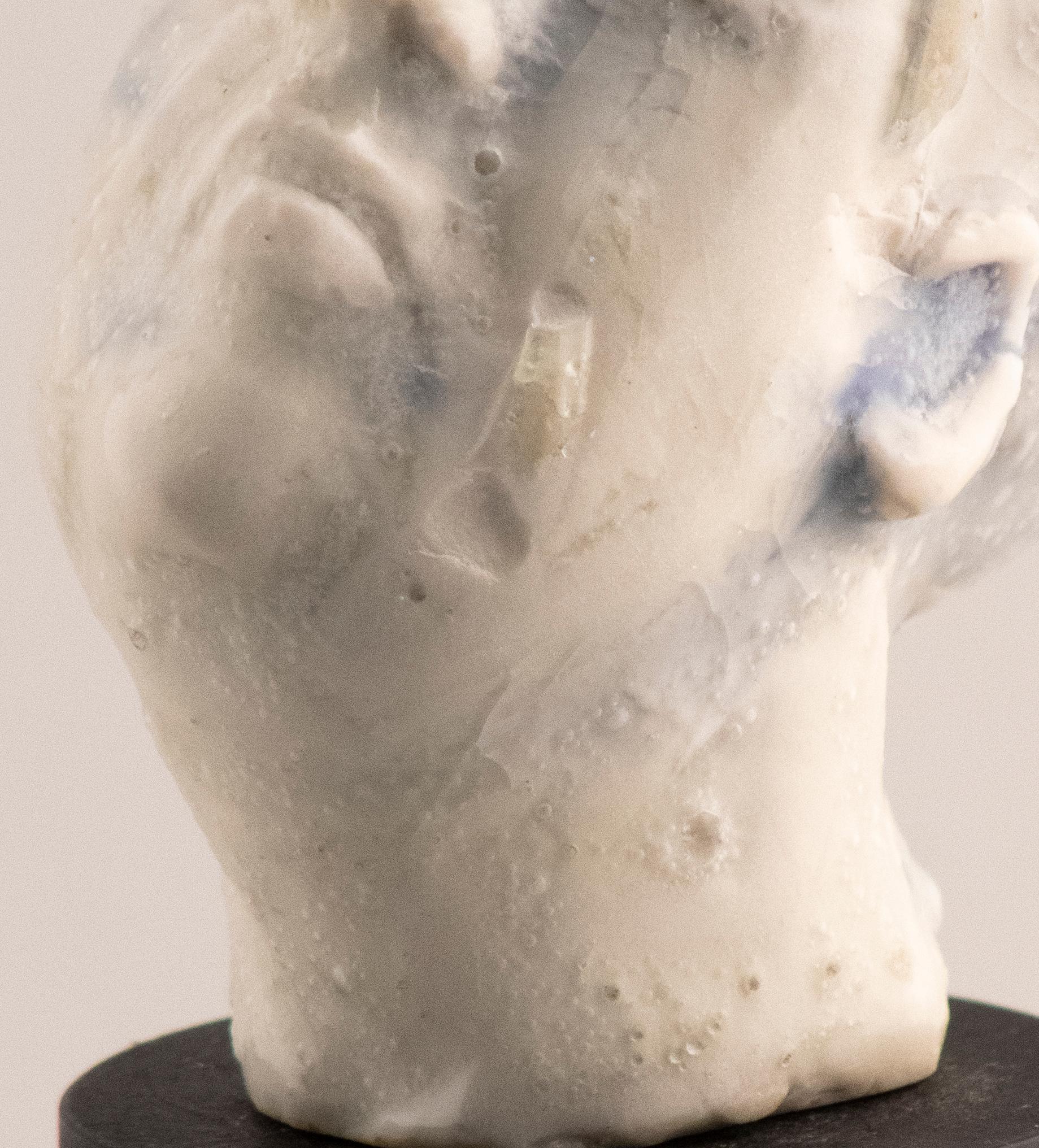 Serie Worry, testa in gres: 'Distrutto' - Figurative Sculpture Beige di Winifred McNeill