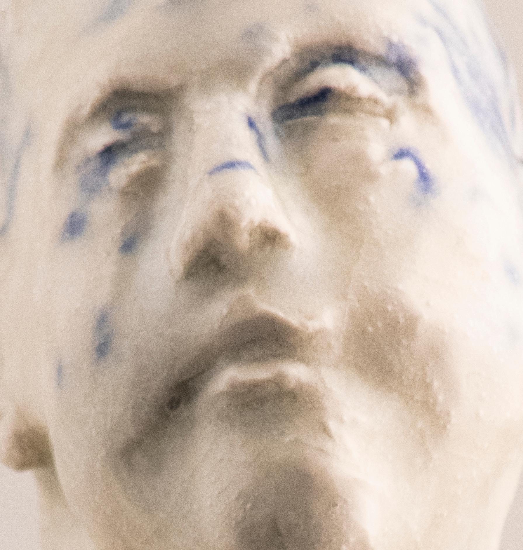 La serie Worry, testa in gres: 'Faith' - Sculpture di Winifred McNeill