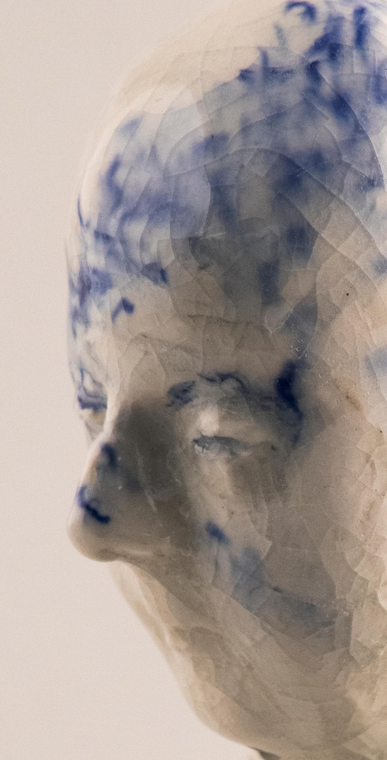 La Serie de la Preocupación, Cabeza de gres: 'Memoria' - Figurative Sculpture Beige de Winifred McNeill