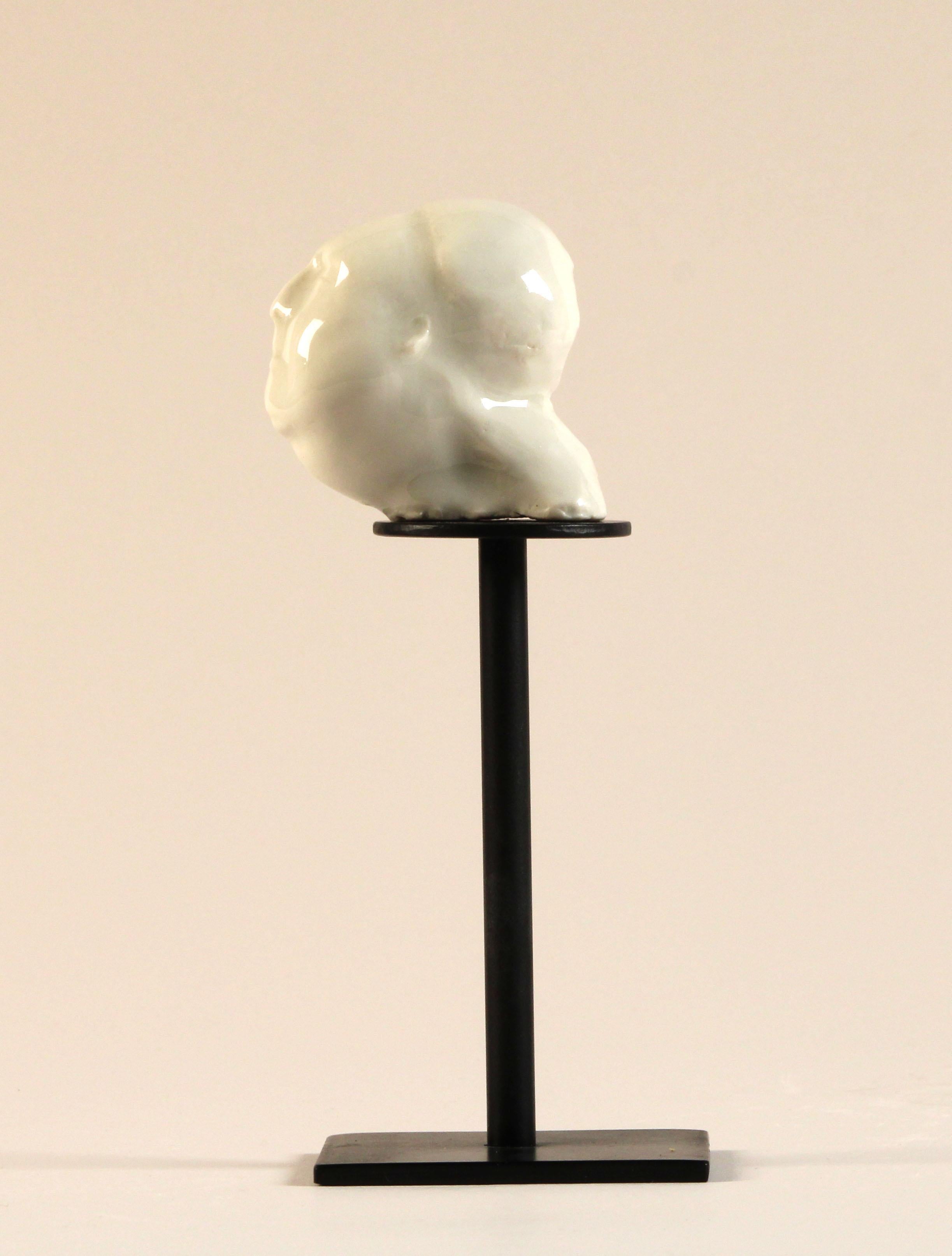 La serie Worry, testa in gres: 'Pure' - Sculpture di Winifred McNeill