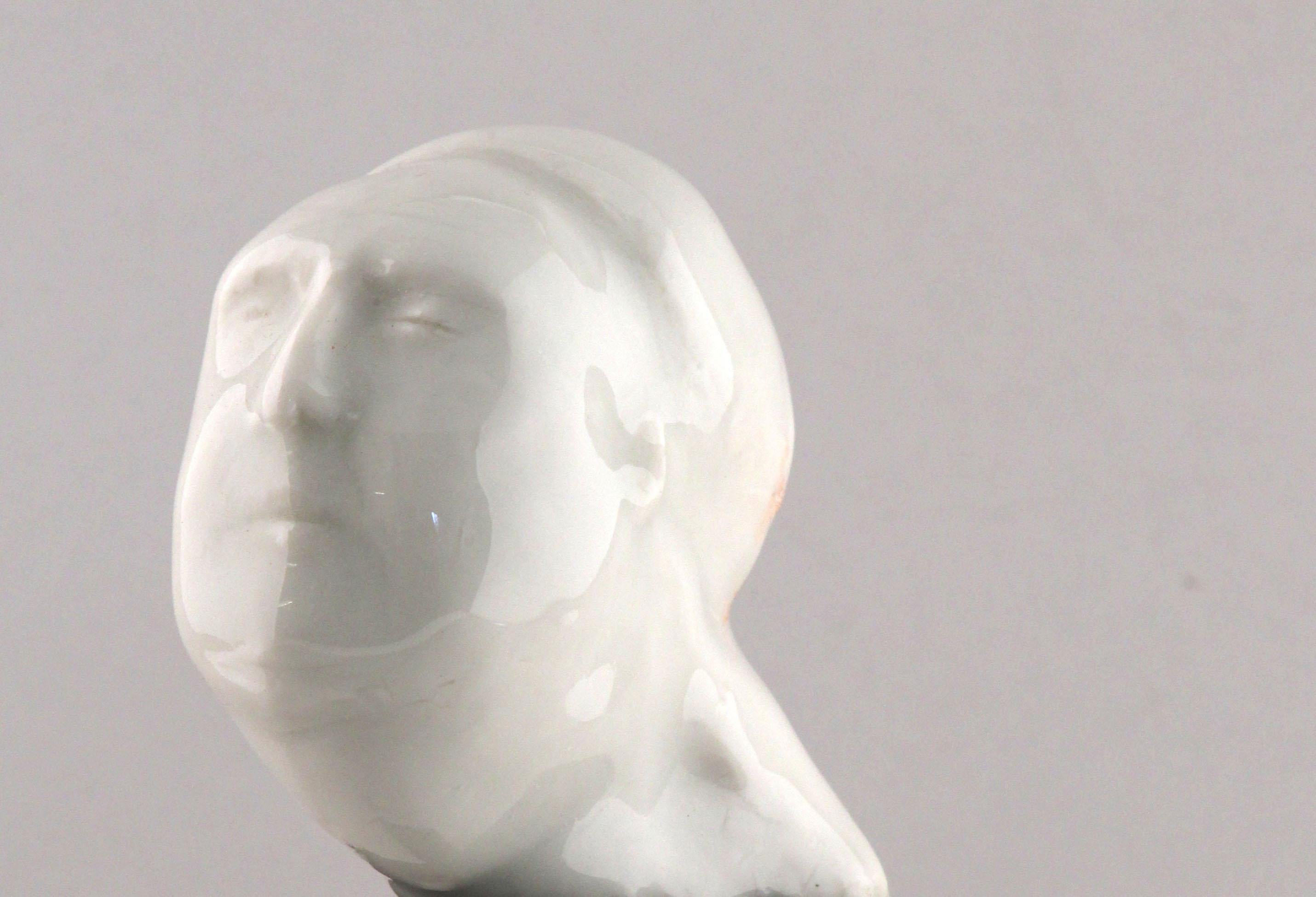 La serie Worry, testa in gres: 'Pure' - Figurative Sculpture Grigio di Winifred McNeill