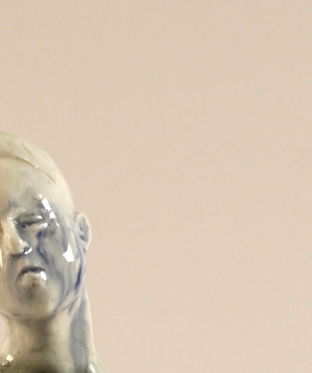 La serie Worry, testa in gres: 'Regret' - Sculpture Contemporaneo di Winifred McNeill