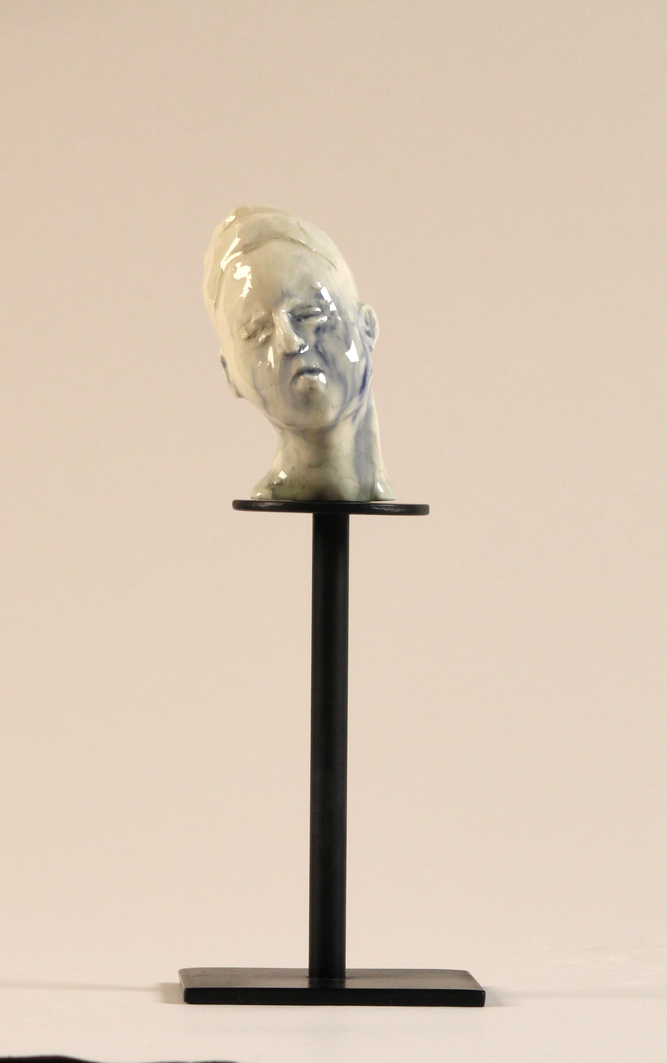 La serie Worry, testa in gres: 'Regret' - Sculpture di Winifred McNeill