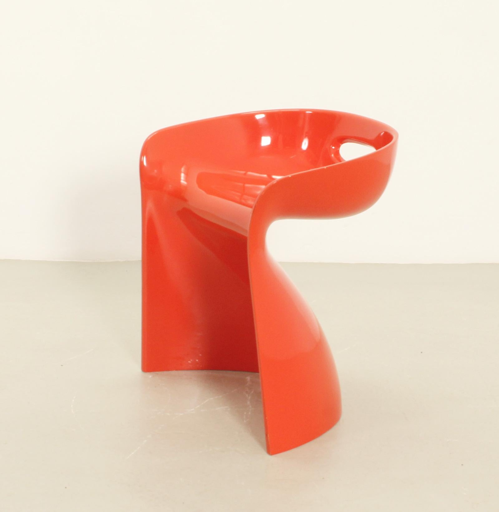 Taburete diseñado en 1969 por Winifred Staeb como parte de la colección  Form + Life Collection para Reuters Product Design, Alemania. De poliuretano moldeado. 