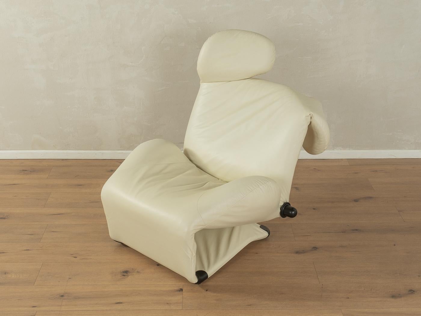 Straordinaria poltrona WINK di Toshiyuki Kita per Cassina degli anni '80. Copertina originale in pelle di alta qualità di colore bianco crema. La versatile poltrona assume diverse posizioni con la semplice pressione di un pulsante e può essere