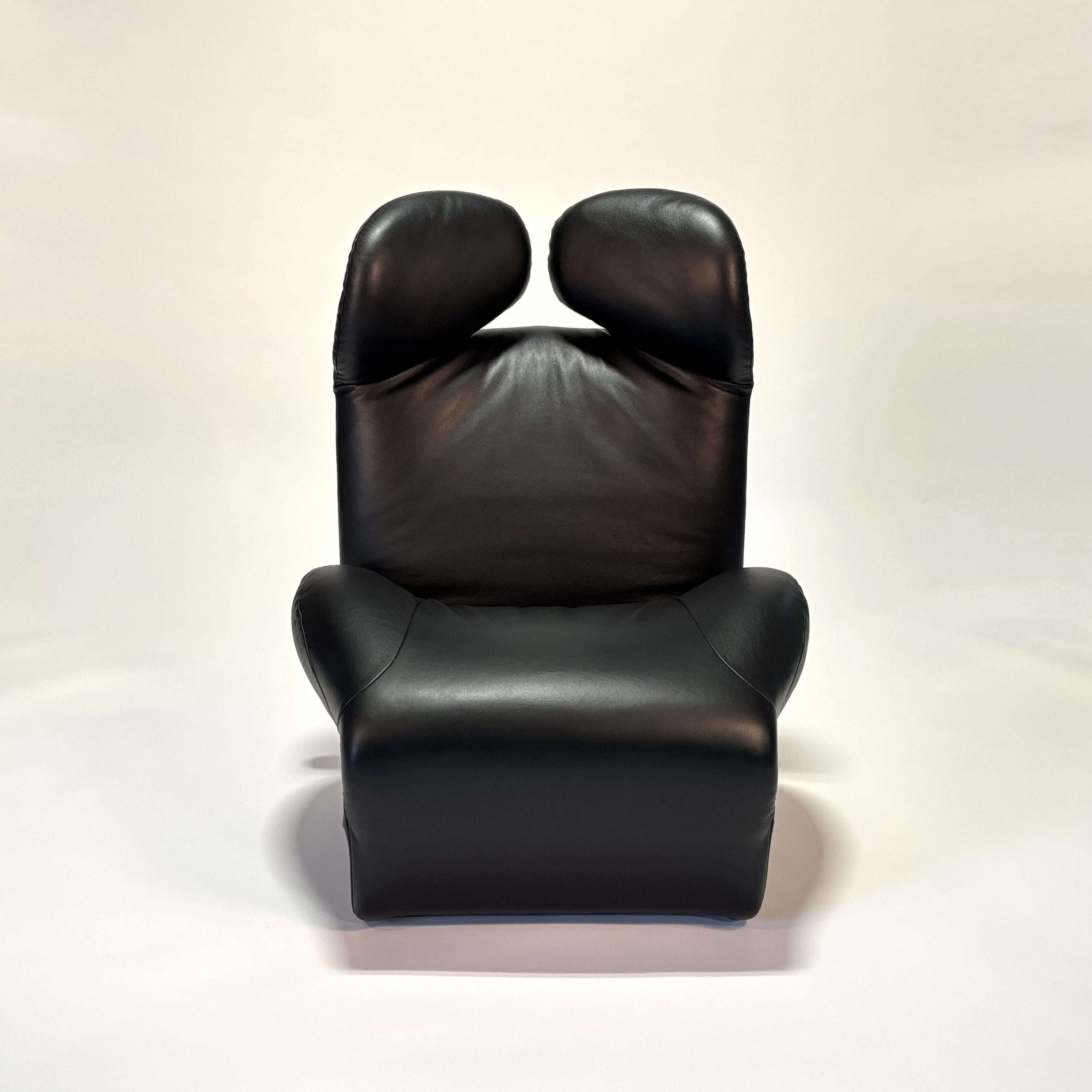 Sillón Wink de Toshiyuki Kita
1980 / 2018
Cassina

Sillón reclinable que se acciona ajustando los pomos de goma. La base se puede desplegar para crear una chaise-longue.

Tapizado en cuero negro.