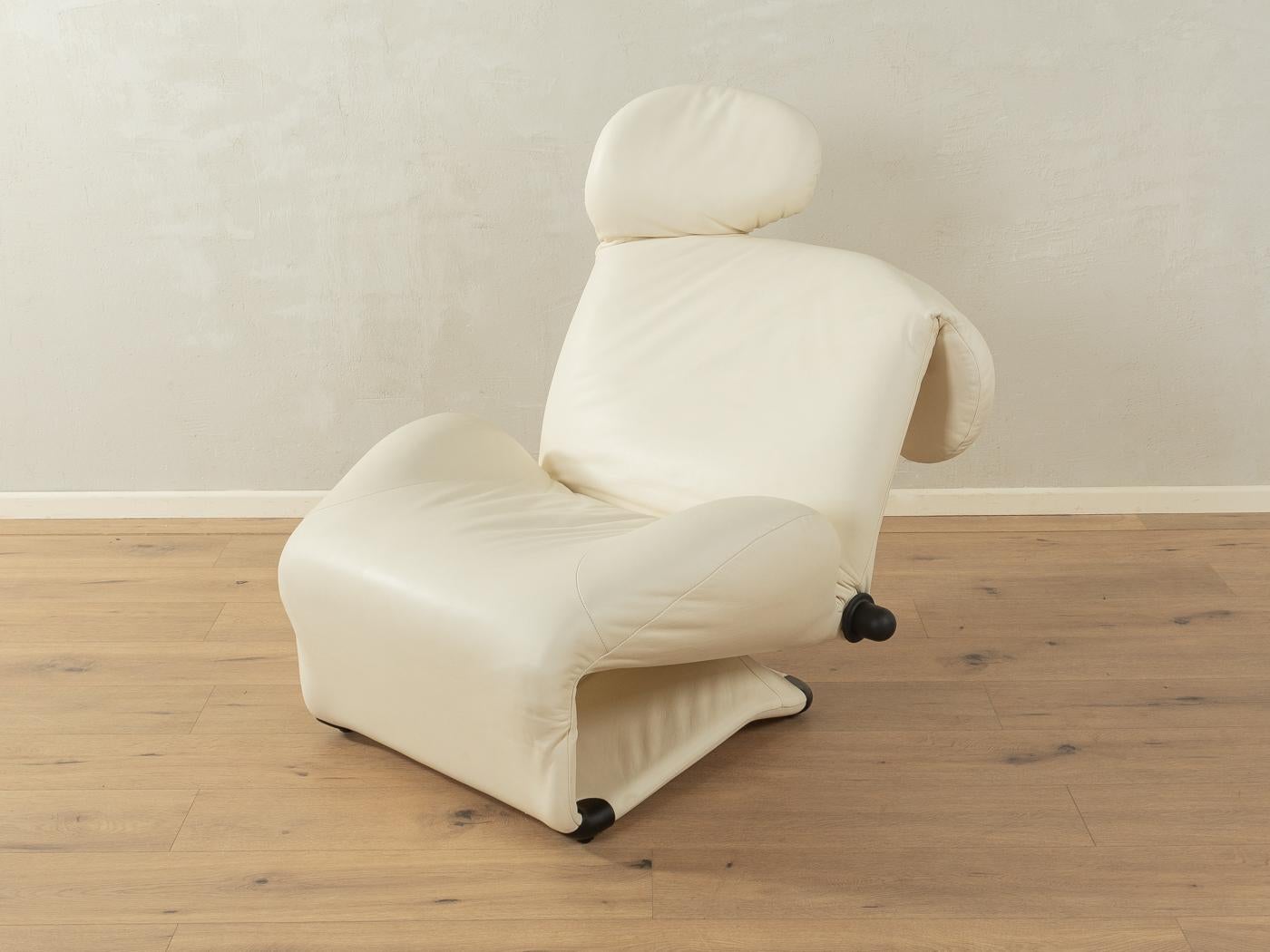 Extraordinary WINK armchair by Toshiyuki Kita for Cassina with the high-quality original leather cover in cream white. The versatile armchair takes different positions at the touch of a button and can be converted from an armchair into a chaise