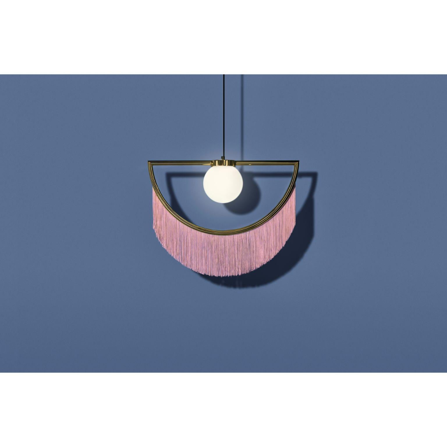 Lampada da soffitto Wink - Eleganza della struttura in grafite e frange rosa pastello di Masquespacio
Dimensioni: 30 x 60 x 150 cm.
Materiali: Grafite Struttura metallica 
 Cavo trasparente di 1,5 m. regolabile.
 Lampadina LED E27 inclusa.

Tutte le
