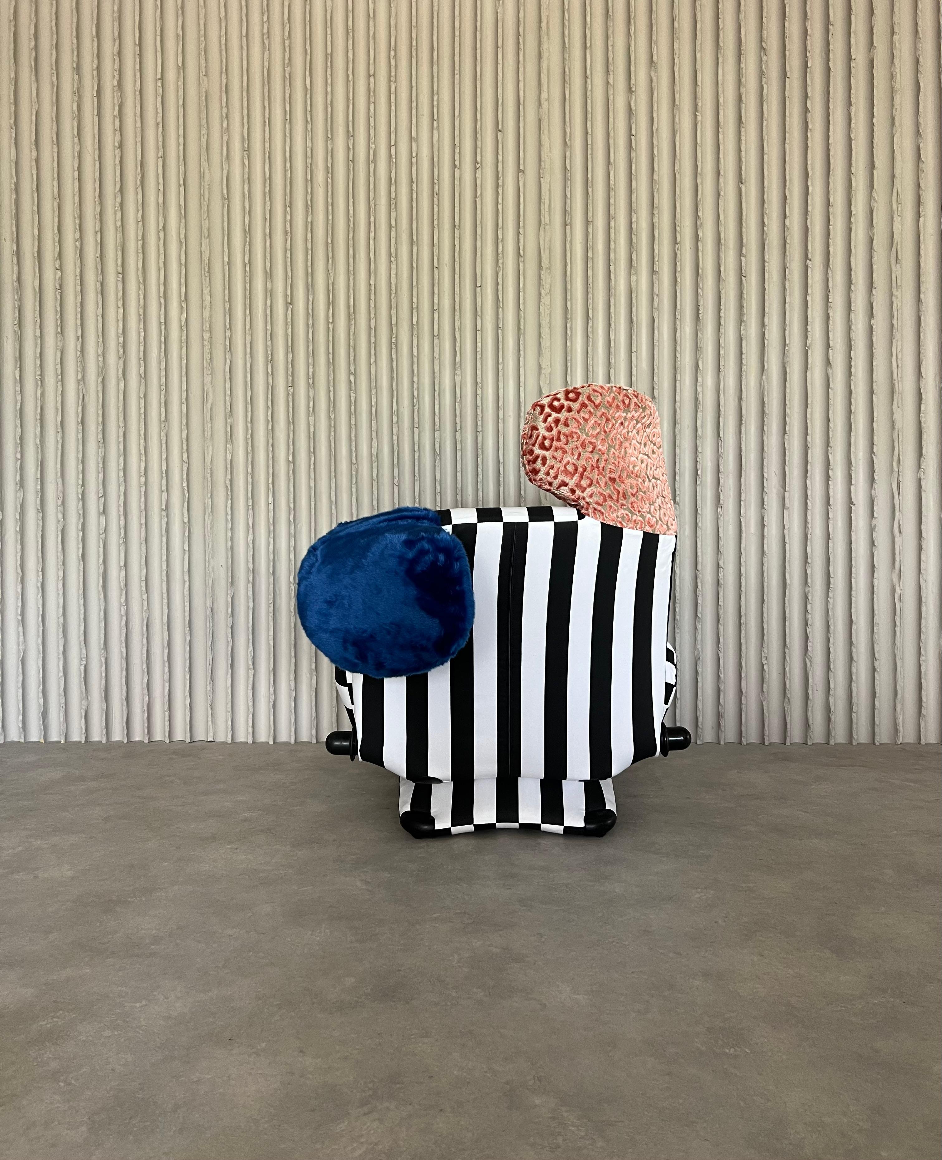 Une icône des années 80, la chaise Wink. Design/One japonais de Toshiyuki Kita pour Cassina, Italie. Chaise longue très confortable qui peut être réglée dans différentes positions et même se transformer en lit de jour. Rembourré avec une rayure