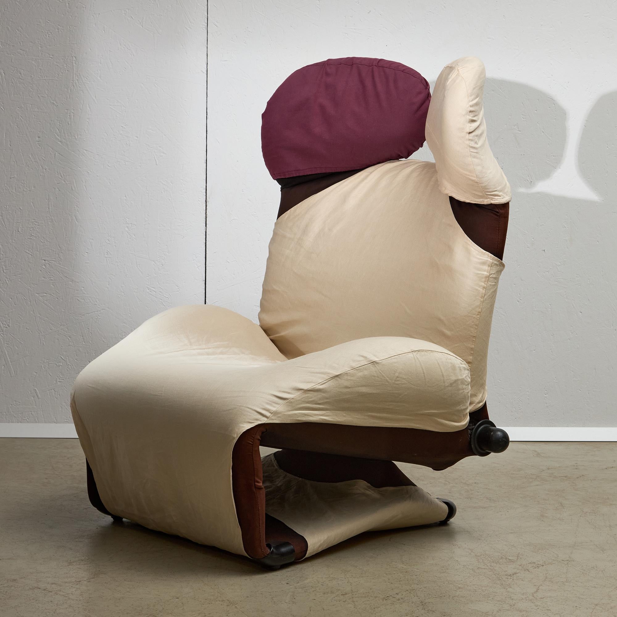 Der Cassina Wink Lounge Chair von  Der Sessel von Toshiyuki Kita aus dem Jahr 1980 ist nicht nur ergonomisch geformt, sondern auch unglaublich vielseitig: Er lässt sich dank des Stahlrohrgestells mit dem nach vorne klappbaren Fuß in eine