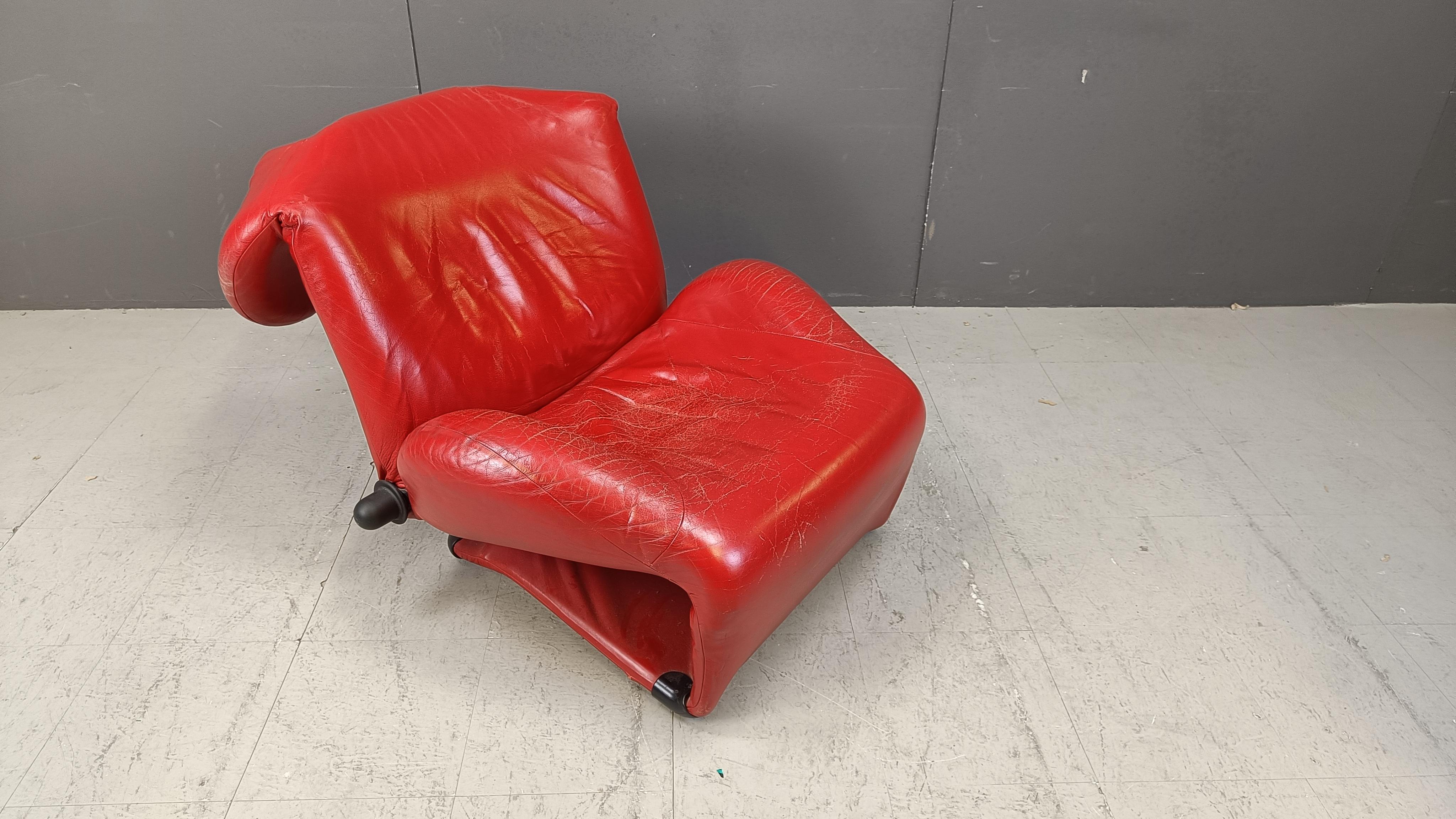 Chaise longue au design post-moderne convertible en chaise longue, conçue par un designer japonais.  Toshiyuki Kita pour Cassina en 1980.

Ce fauteuil polyvalent est doté d'un appui-tête réglable, d'un dossier réglable et d'un repose-pieds pliable.