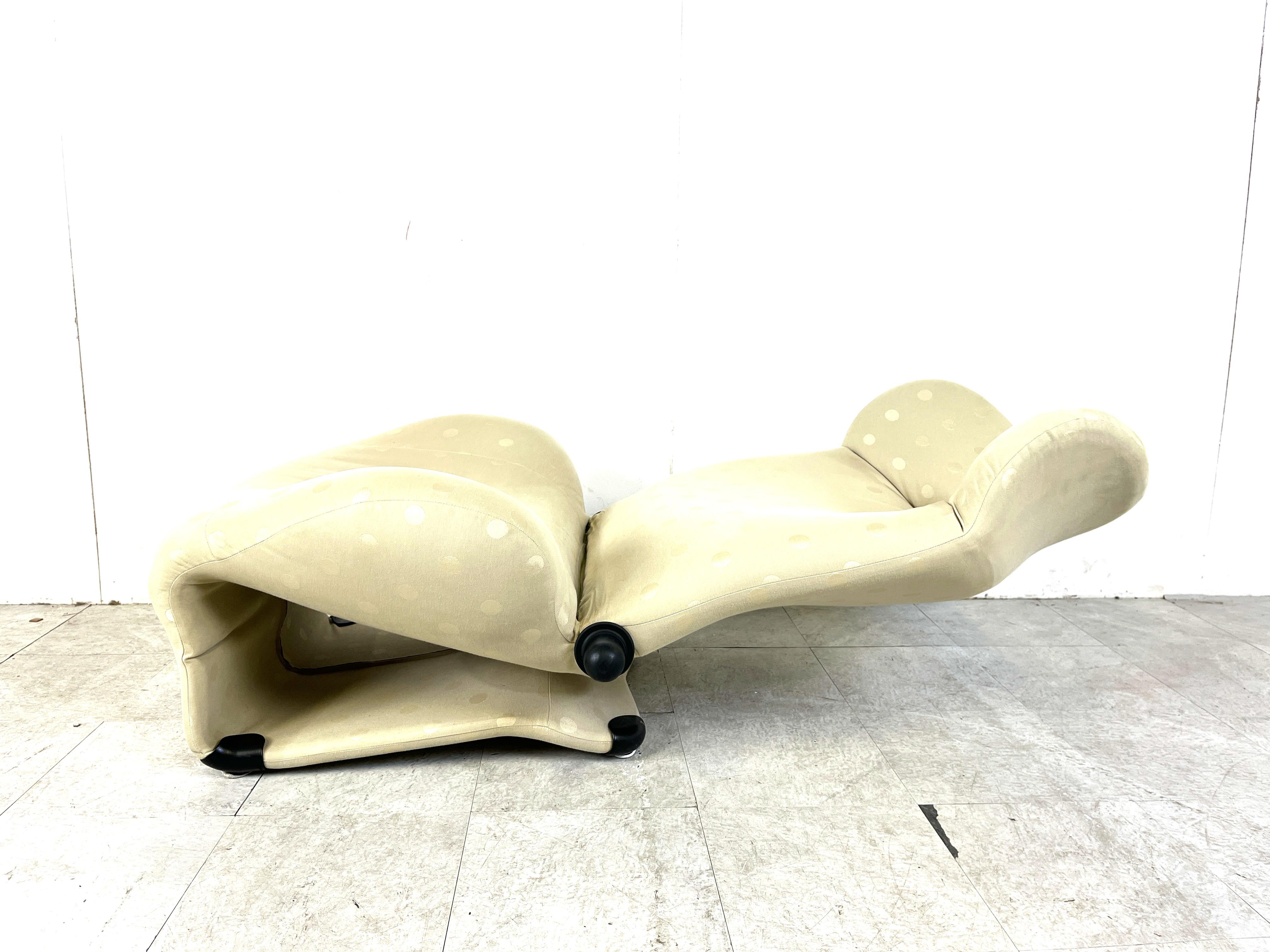 Wink easy chair designed by Toshiyuki Kita for Cassina, 1980s In Good Condition For Sale In HEVERLEE, BE