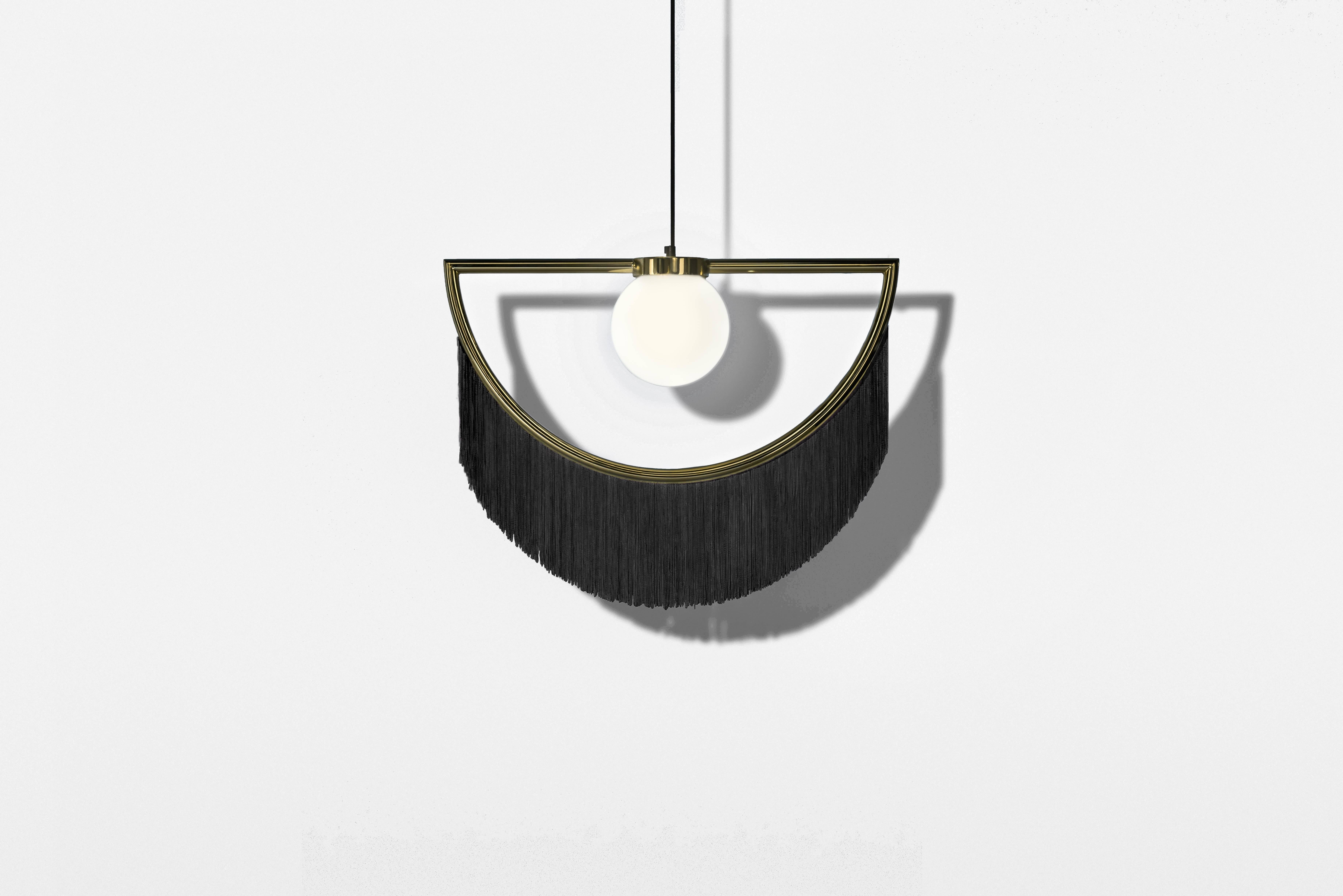 Lamps can wink their eyes, and they can also do it in the most elegant way: with fringes, gold and delicacy. From the collaboration of Masquespacio and Houtique appears Wink, a lamp that brings past and future vibes at the same time.

Product