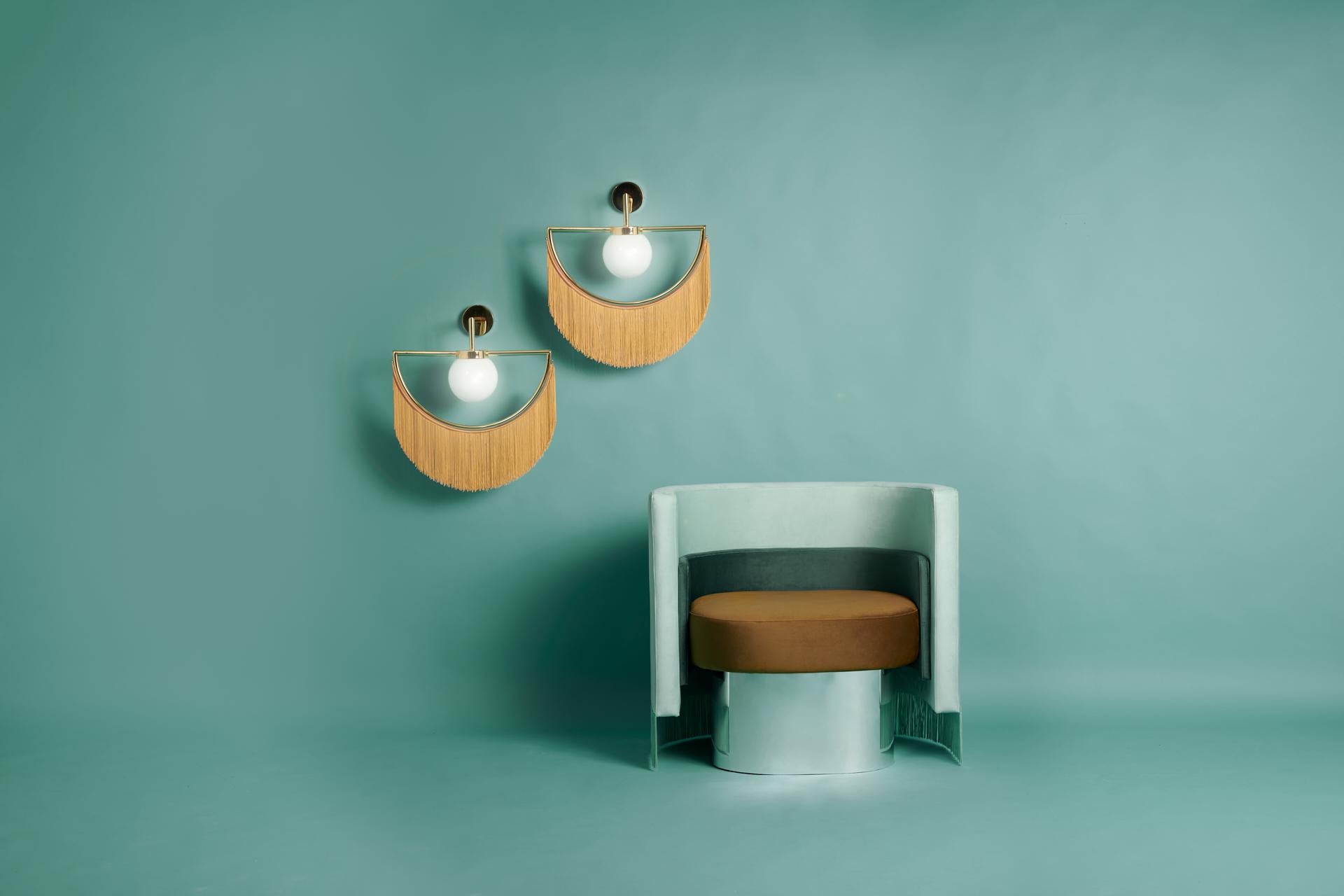 Lamps can wink their eyes, and they can also do it in the most elegant way: with fringes, gold and delicacy. From the collaboration of Masquespacio and Houtique appears Wink, a lamp that brings past and future vibes at the same time.

Wink wall