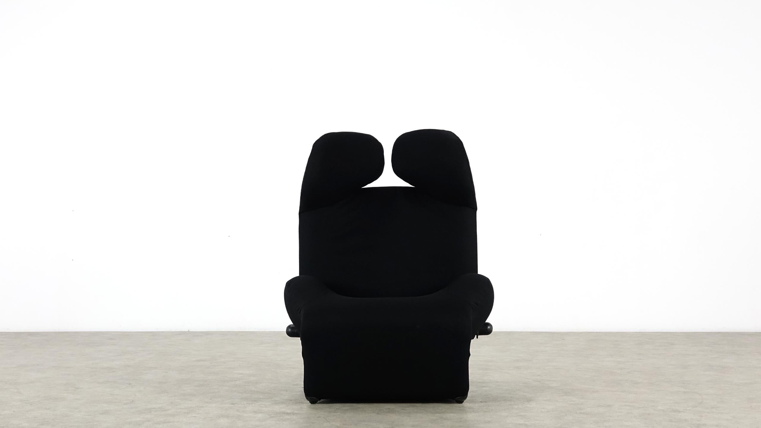 Toshiyuki Kita wink chair for Cassina. Designed 1980. Tubular steel frame with polyurethane upholstery with removable black textile felt cover. The armchair is repeatedly adjustable, by unfolding the foot to use as a lounger.